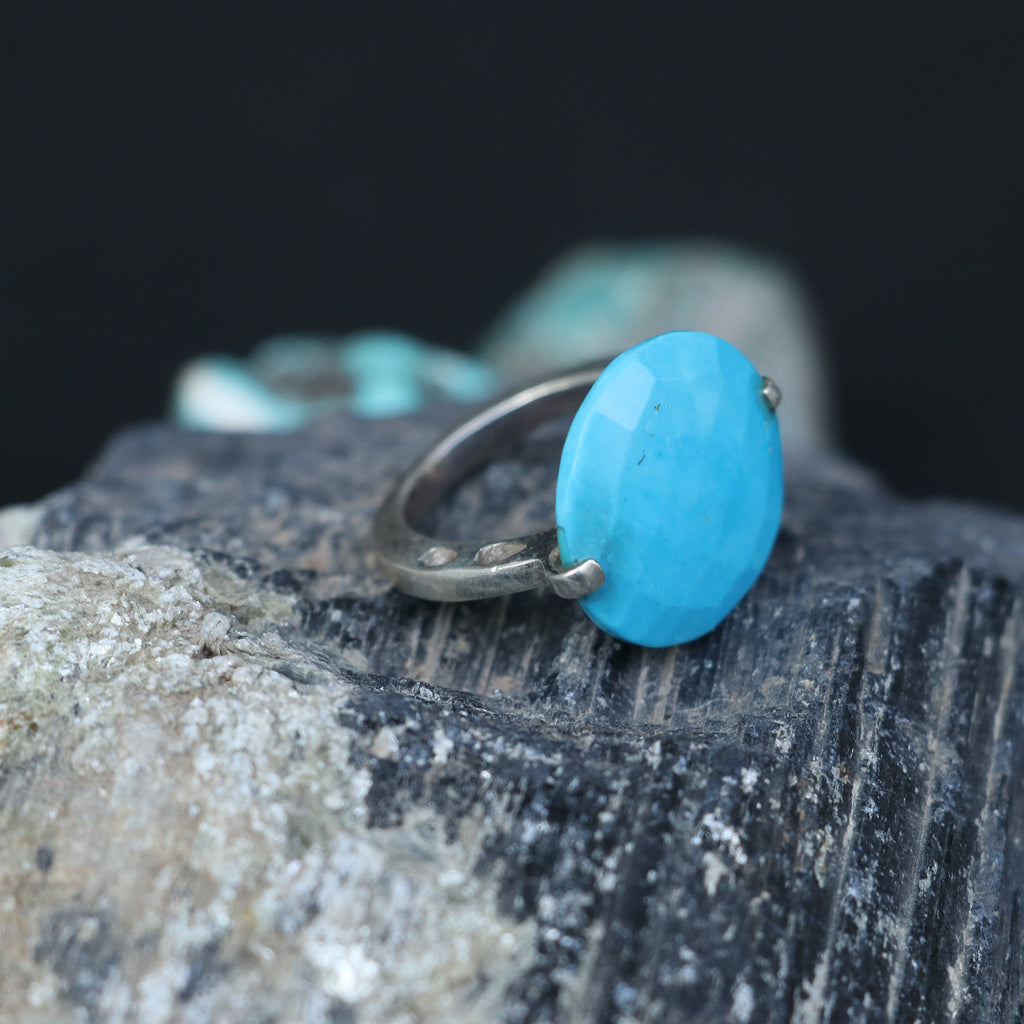 SILVER RING WITH A ROUND BLUE AGATE