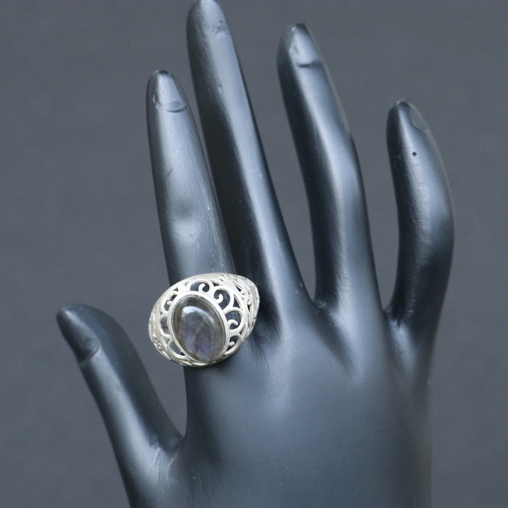 ANTIQUE SILVER RING WITH A LABRODORITE