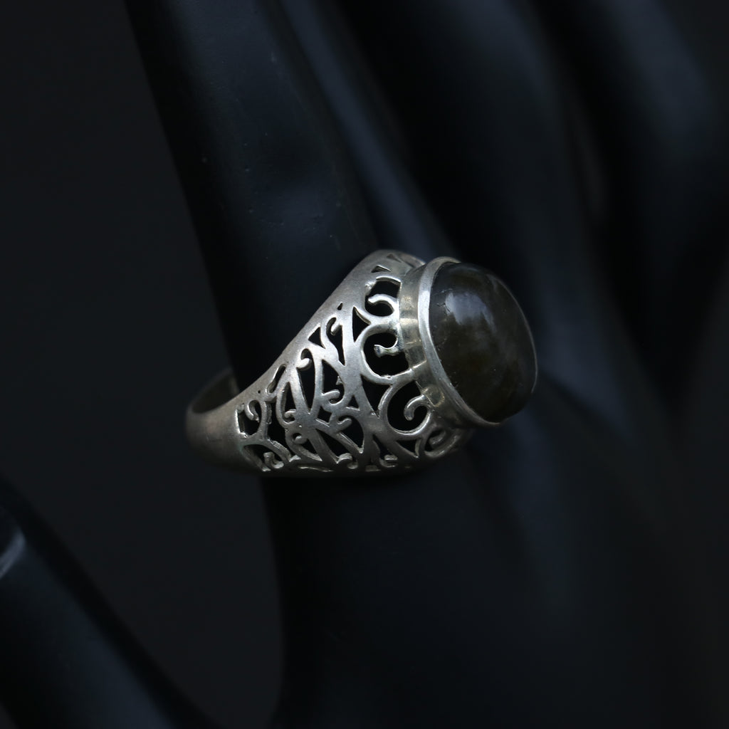 ANTIQUE SILVER RING WITH A LABRODORITE