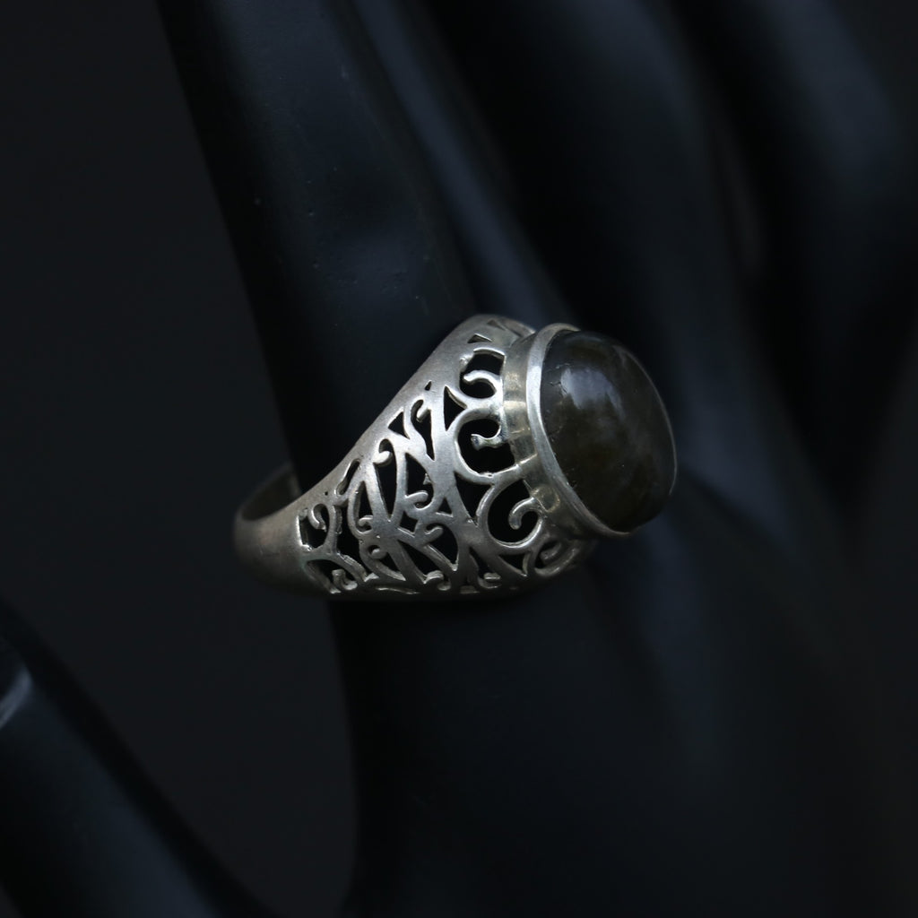 ANTIQUE SILVER RING WITH A LABRODORITE