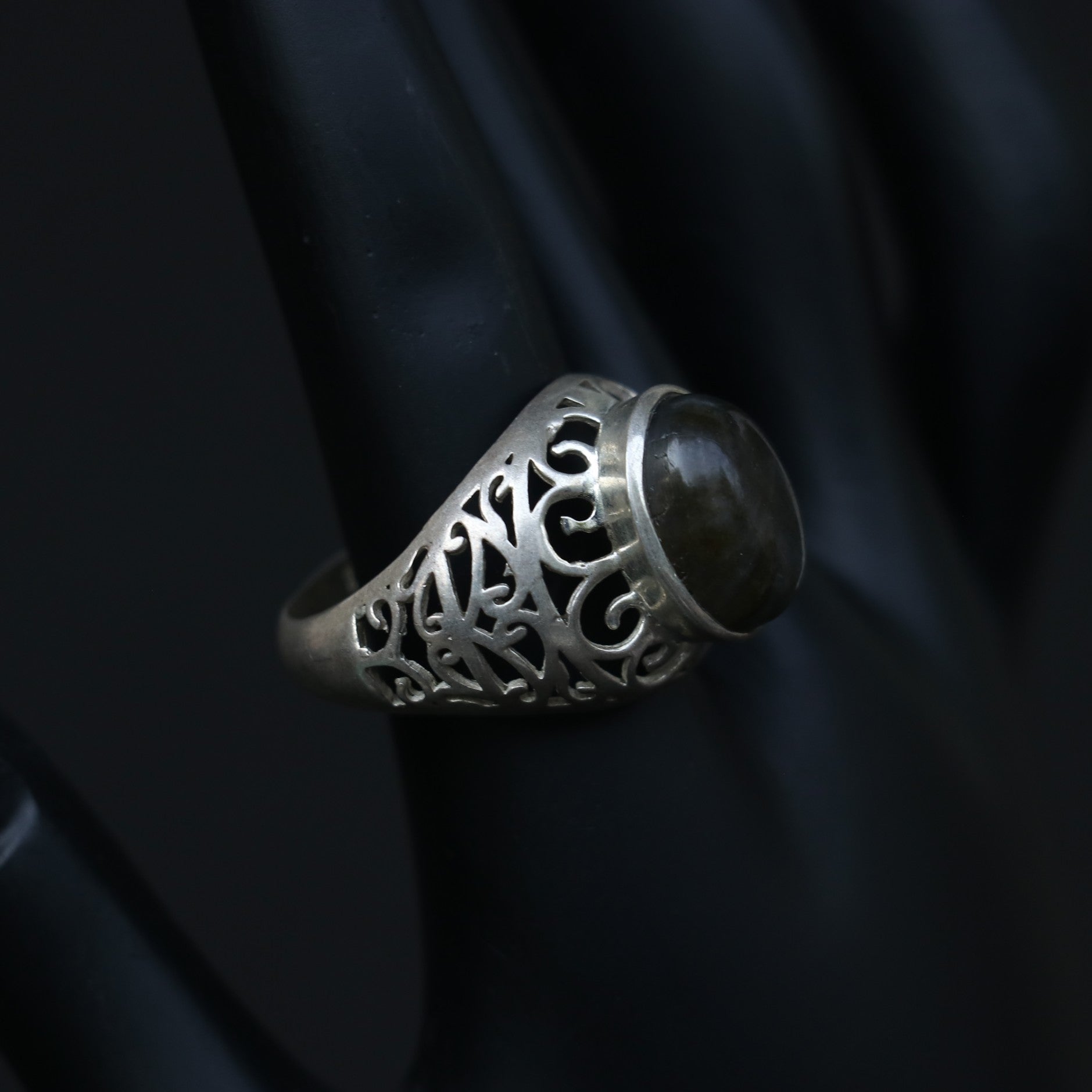 ANTIQUE SILVER RING WITH A LABRODORITE