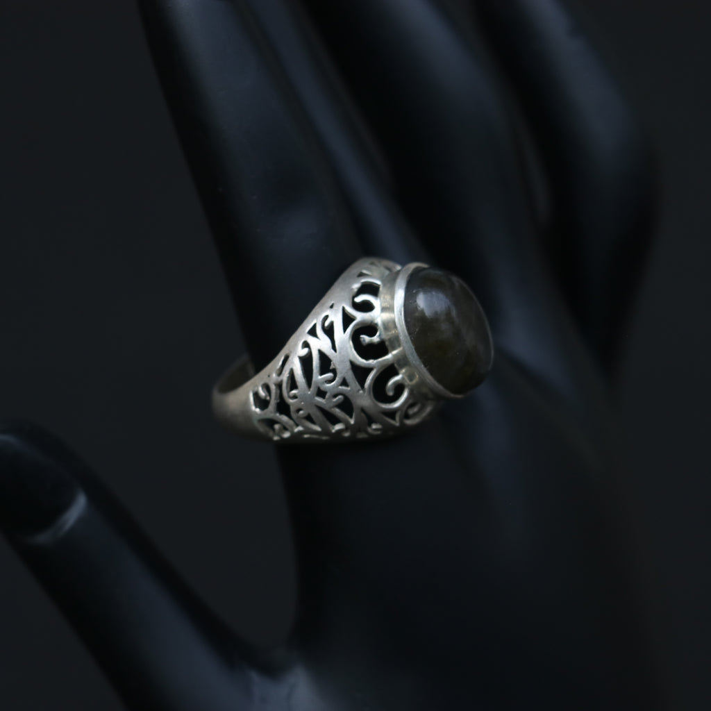 ANTIQUE SILVER RING WITH A LABRODORITE