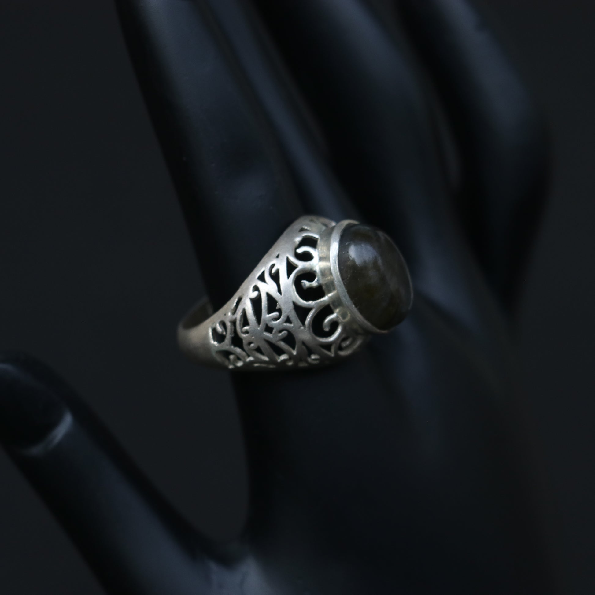 ANTIQUE SILVER RING WITH A LABRODORITE