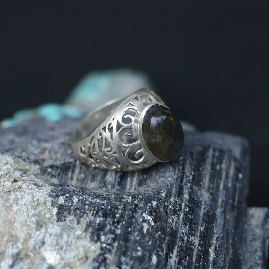 ANTIQUE SILVER RING WITH A LABRODORITE