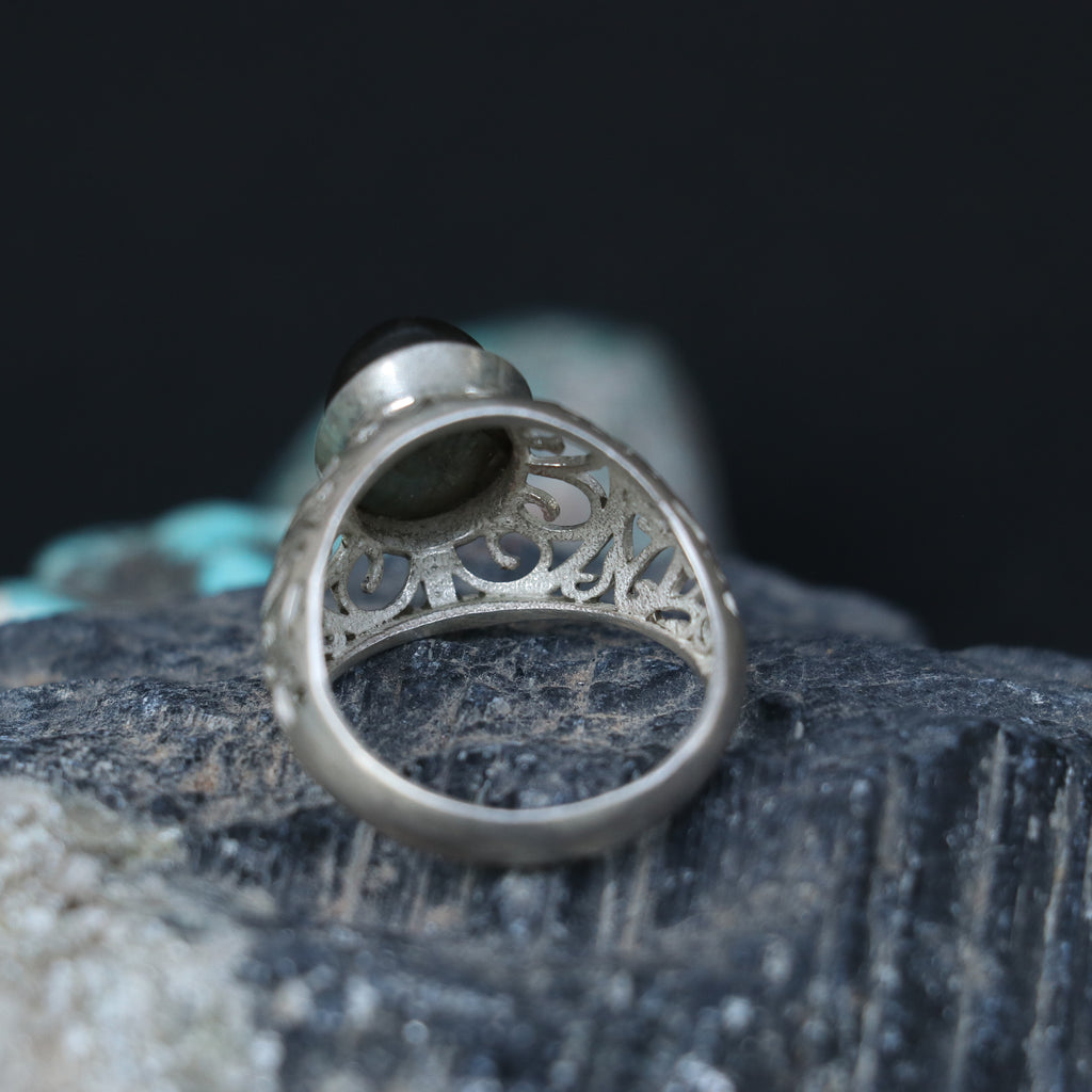 ANTIQUE SILVER RING WITH A LABRODORITE