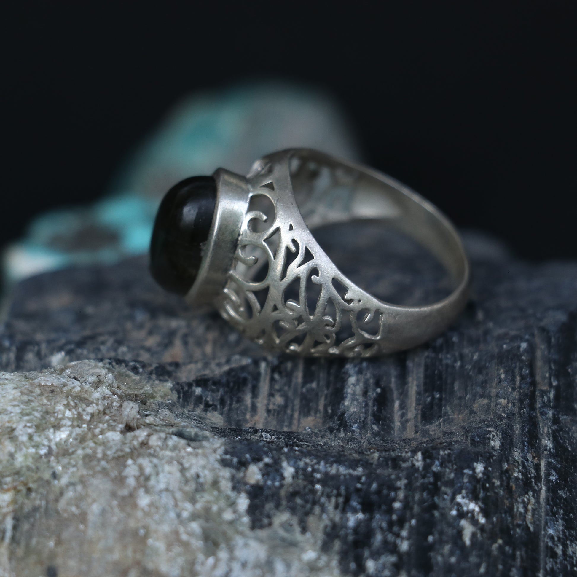 ANTIQUE SILVER RING WITH A LABRODORITE