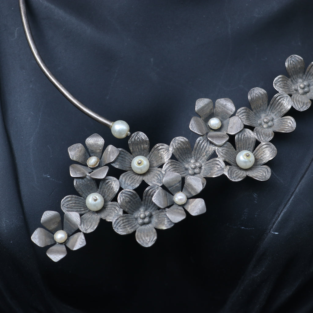 ELEGANT FLOWER CHOKER