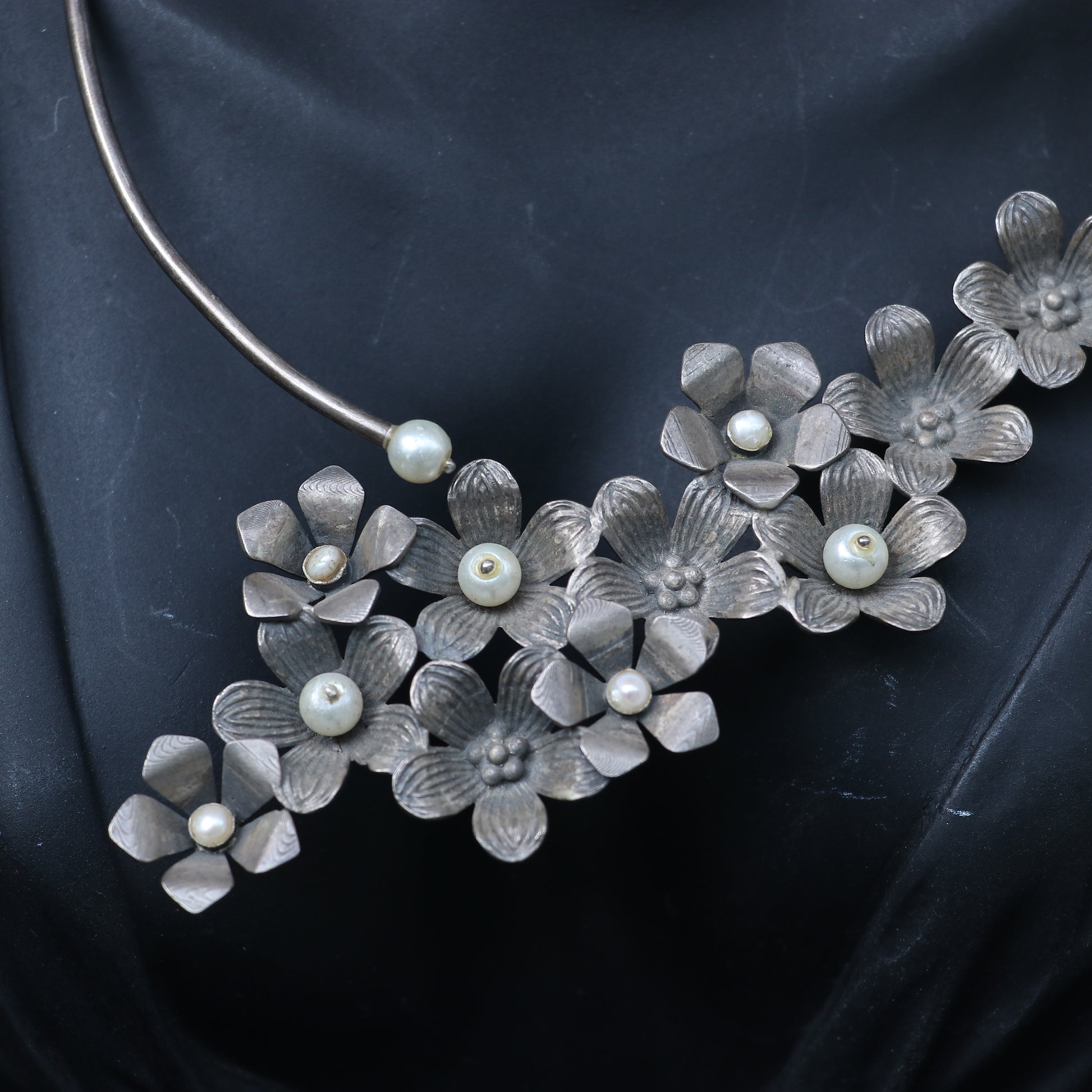 ELEGANT FLOWER CHOKER