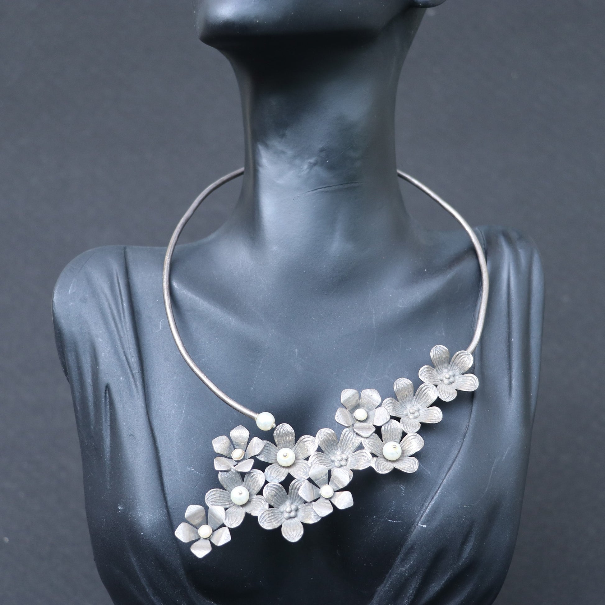 ELEGANT FLOWER CHOKER