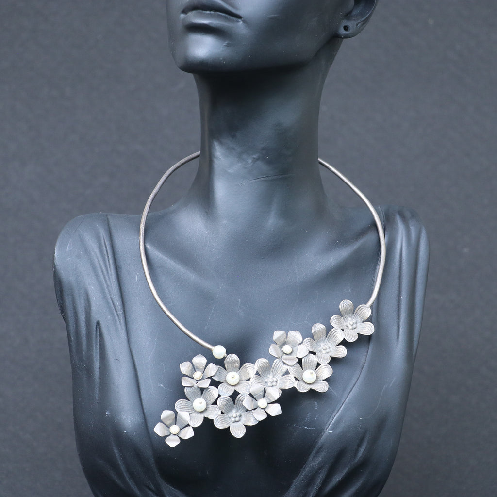 ELEGANT FLOWER CHOKER
