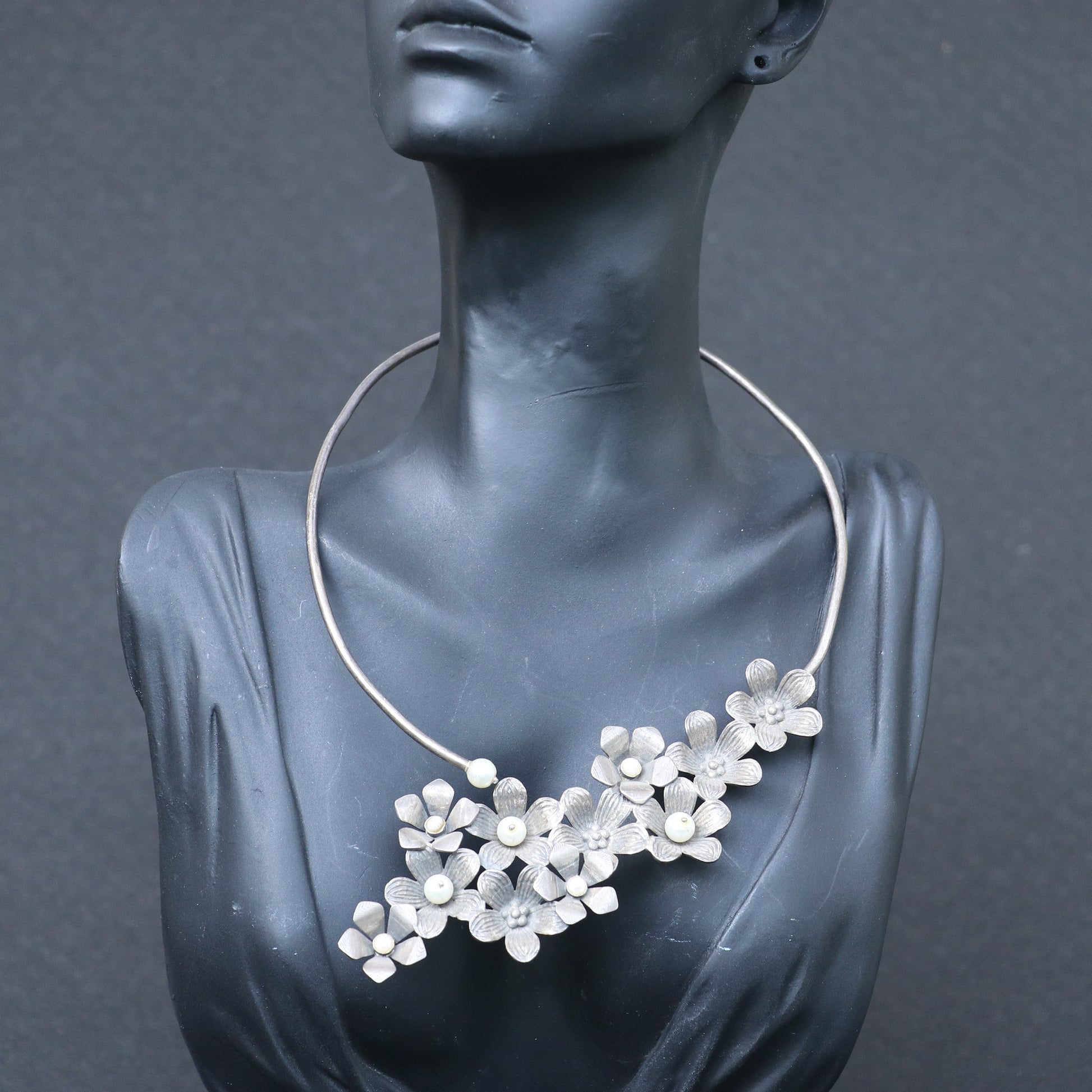 ELEGANT FLOWER CHOKER