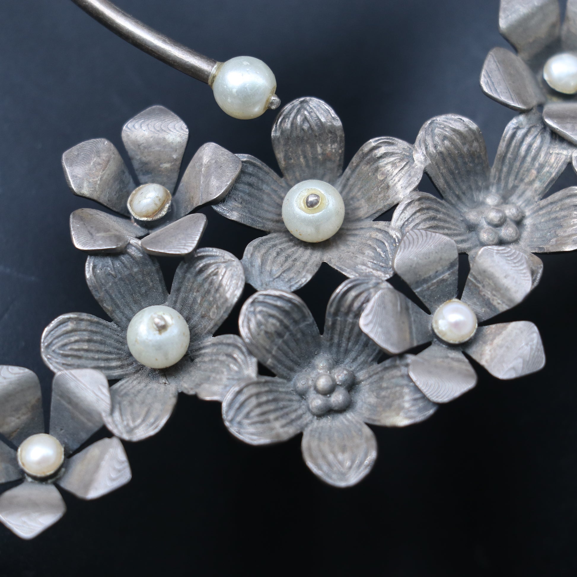 ELEGANT FLOWER CHOKER