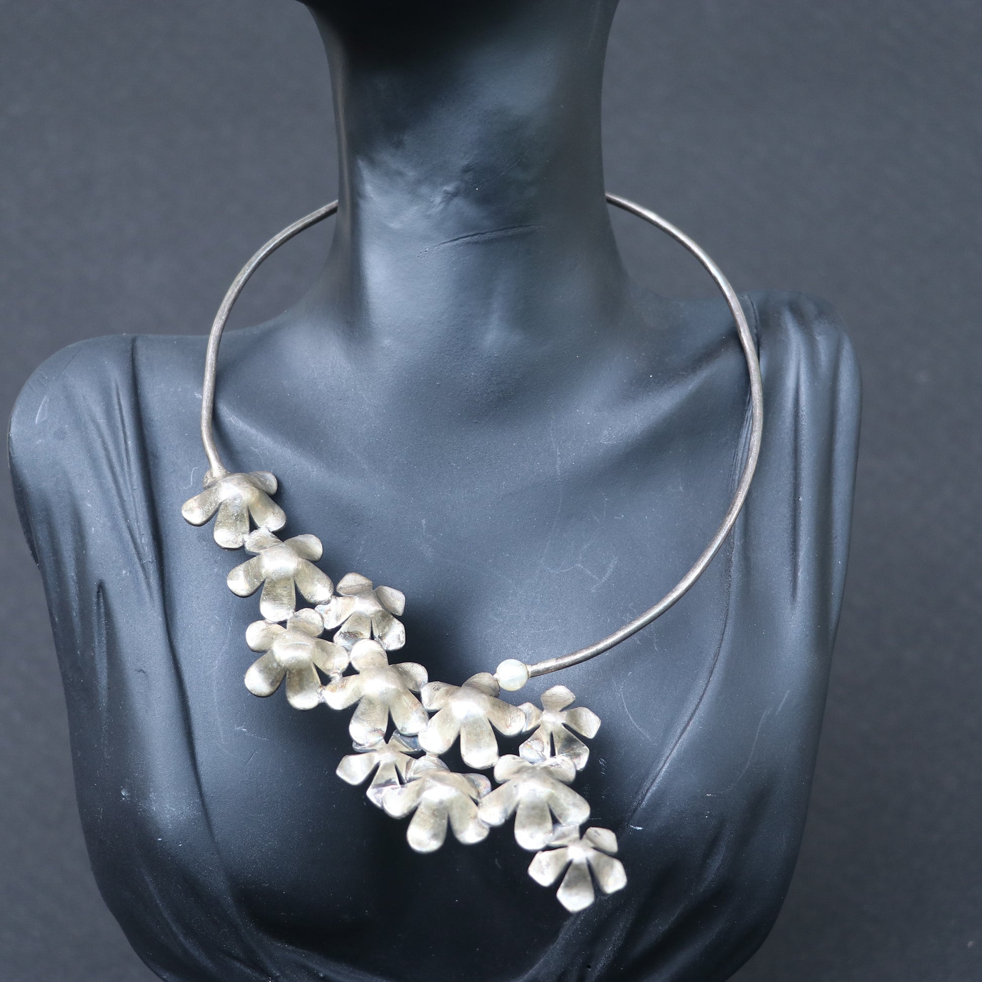 ELEGANT FLOWER CHOKER