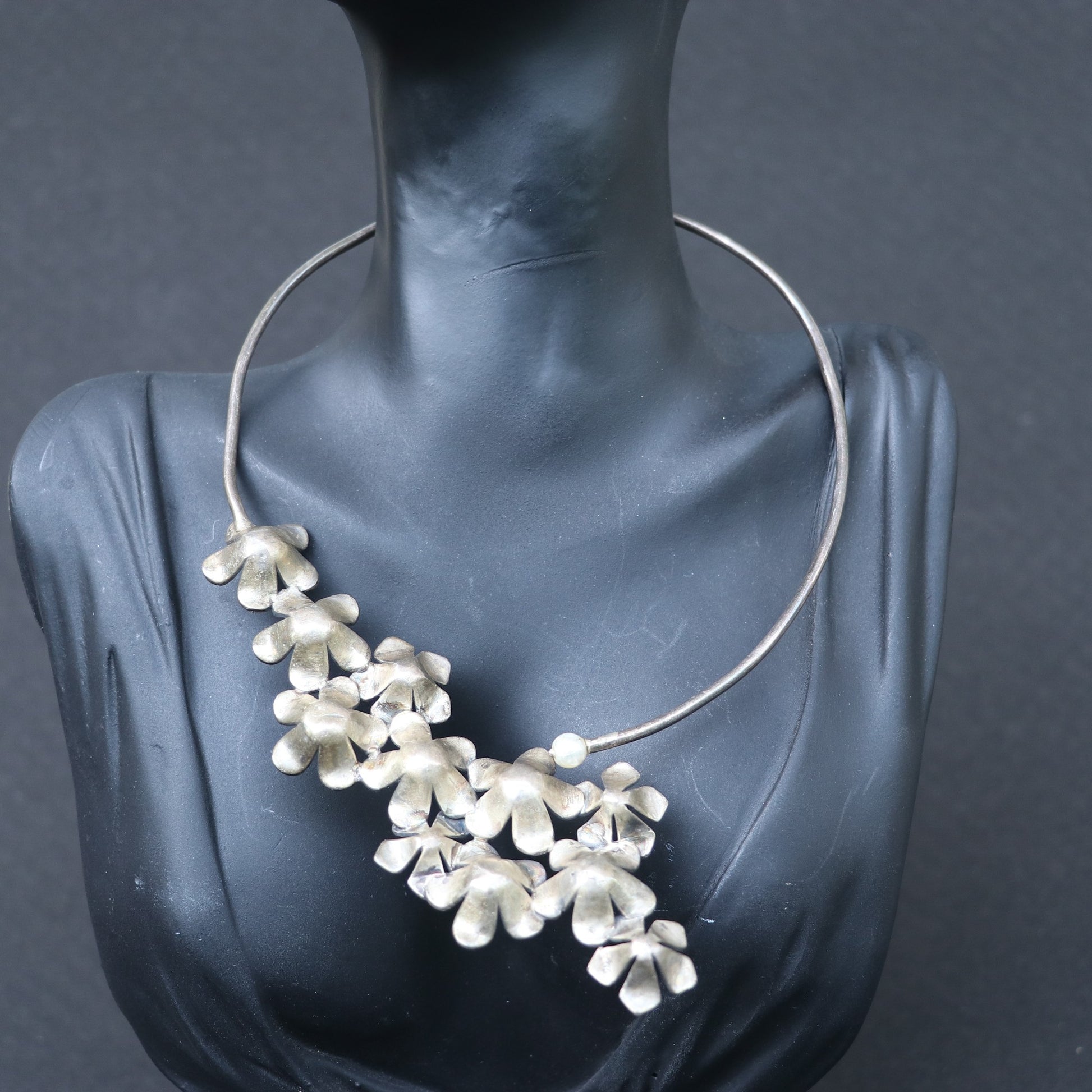ELEGANT FLOWER CHOKER