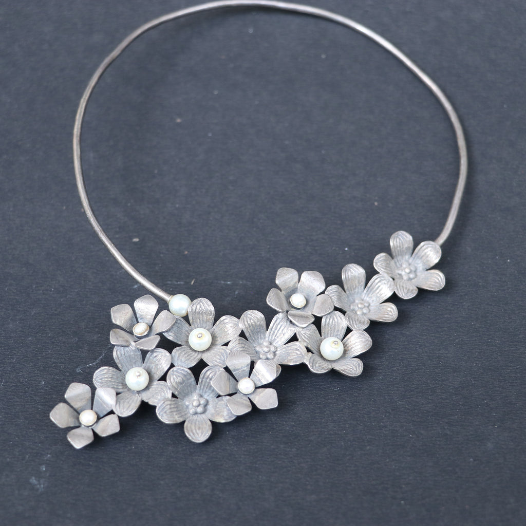 ELEGANT FLOWER CHOKER