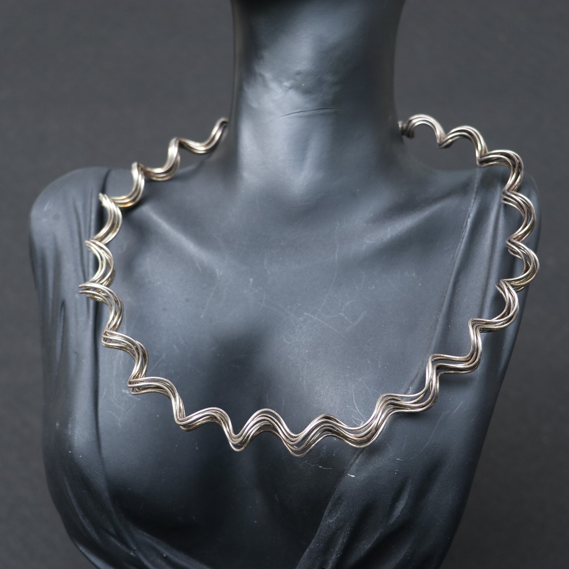 SILVER CHOKER WITH A SCULPTURAL DESIGN