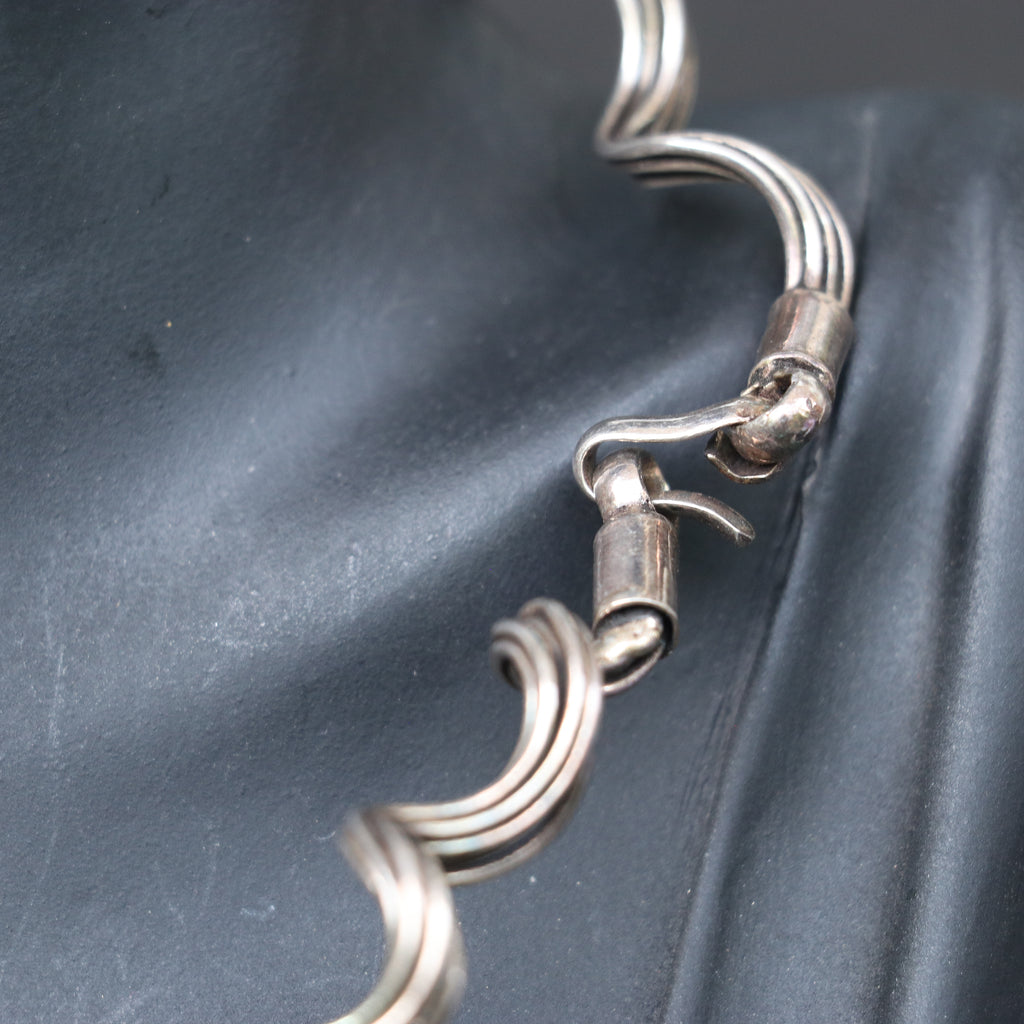 SILVER CHOKER WITH A SCULPTURAL DESIGN
