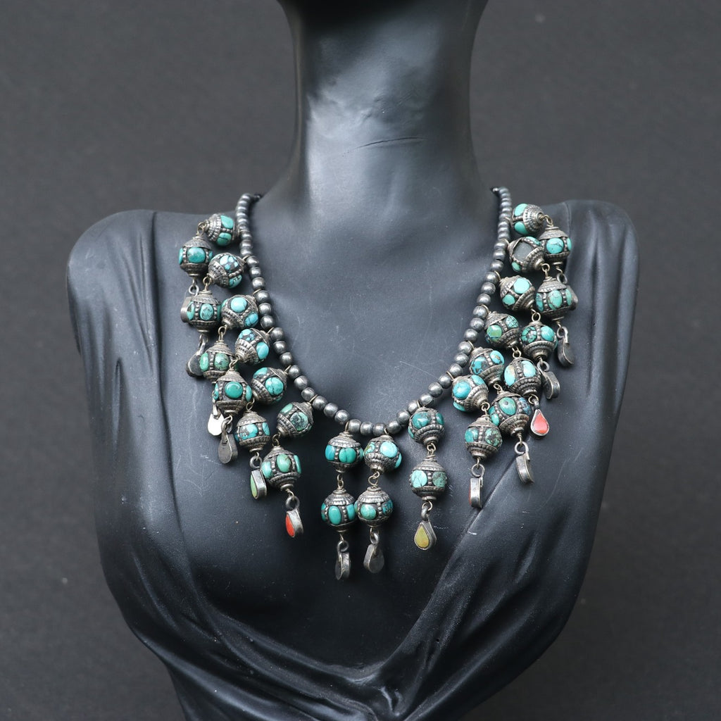 CHUNKY TRIBAL NECKLACE WITH TURQUOISE BEEDS