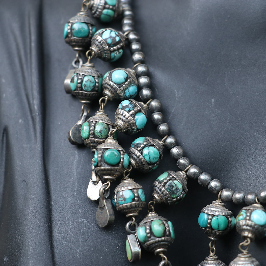 CHUNKY TRIBAL NECKLACE WITH TURQUOISE BEEDS