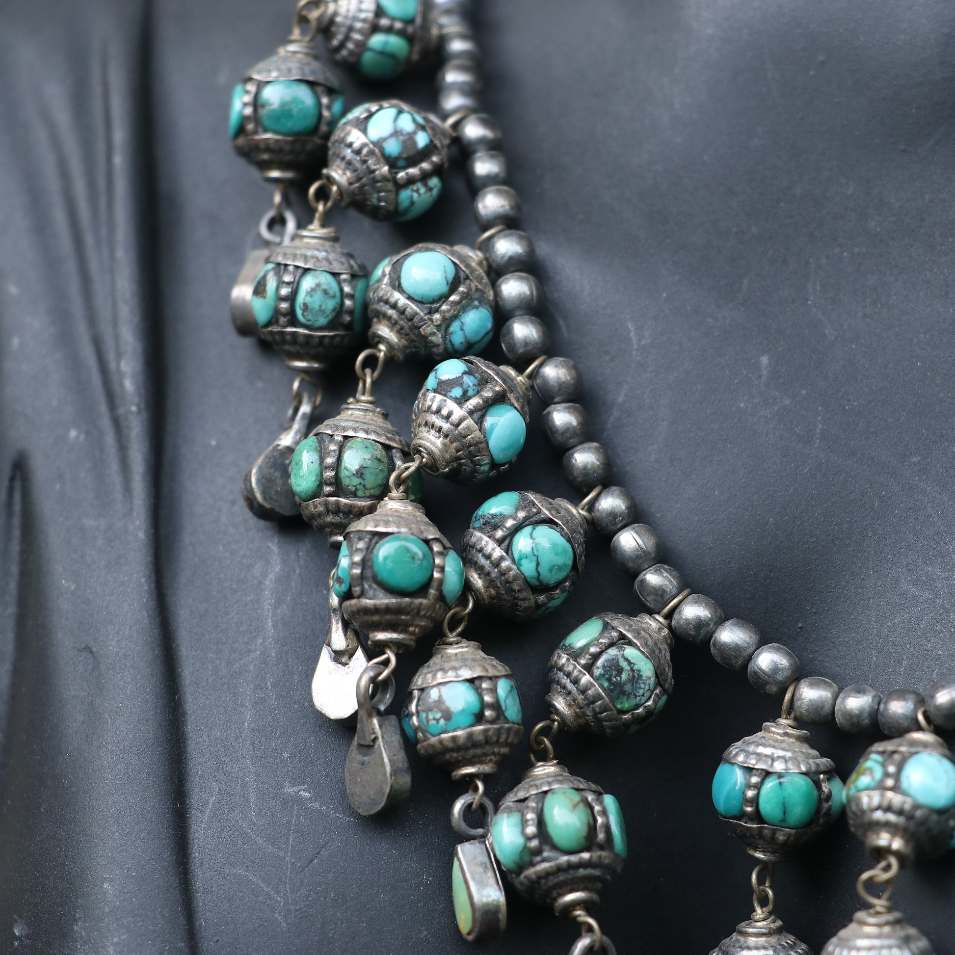 CHUNKY TRIBAL NECKLACE WITH TURQUOISE BEEDS