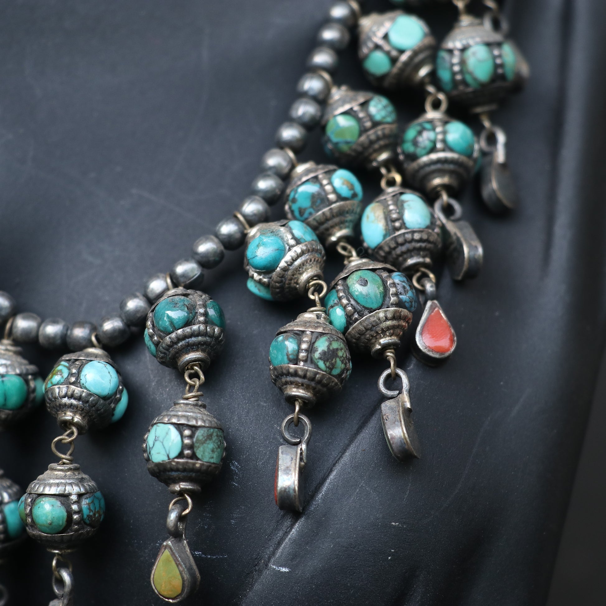 CHUNKY TRIBAL NECKLACE WITH TURQUOISE BEEDS