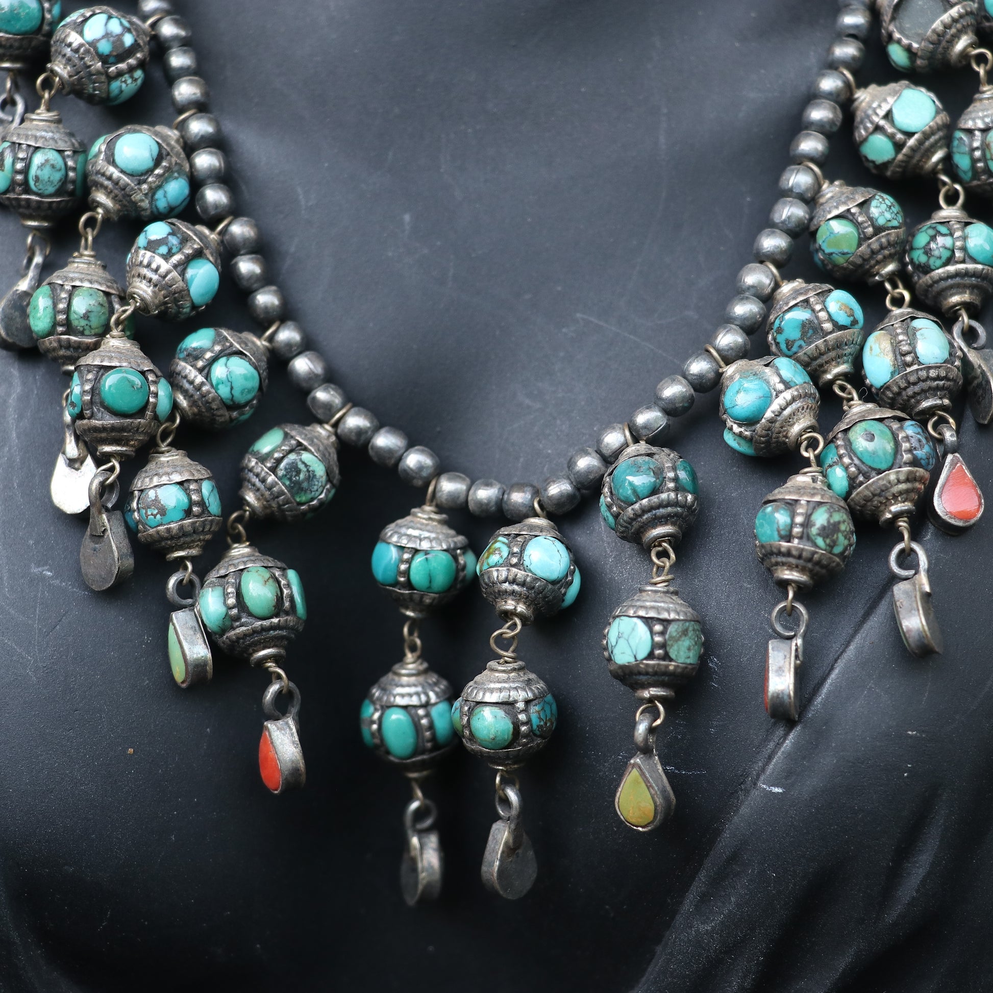 CHUNKY TRIBAL NECKLACE WITH TURQUOISE BEEDS