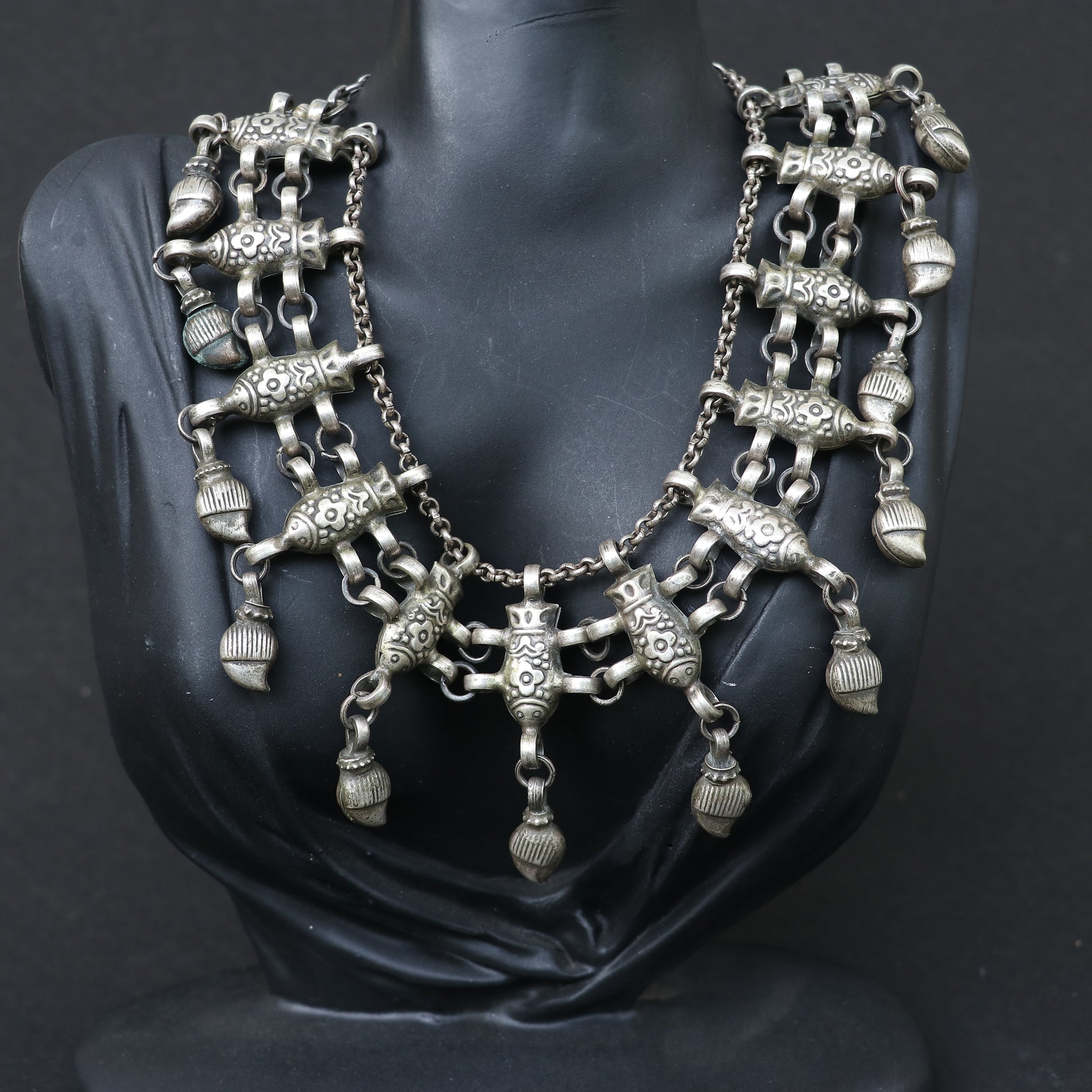 ANTIQUE STYLE SILVER NECKLACE WITH INTRICATE FISH DESIGN