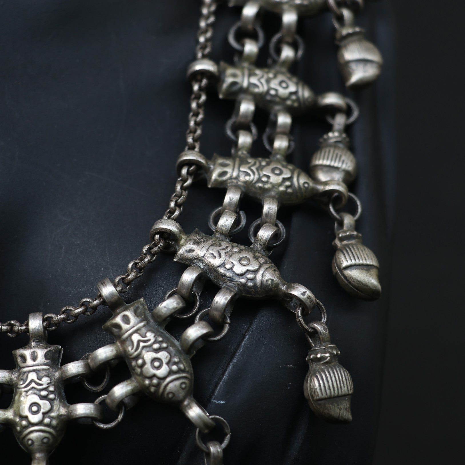 ANTIQUE STYLE SILVER NECKLACE WITH INTRICATE FISH DESIGN