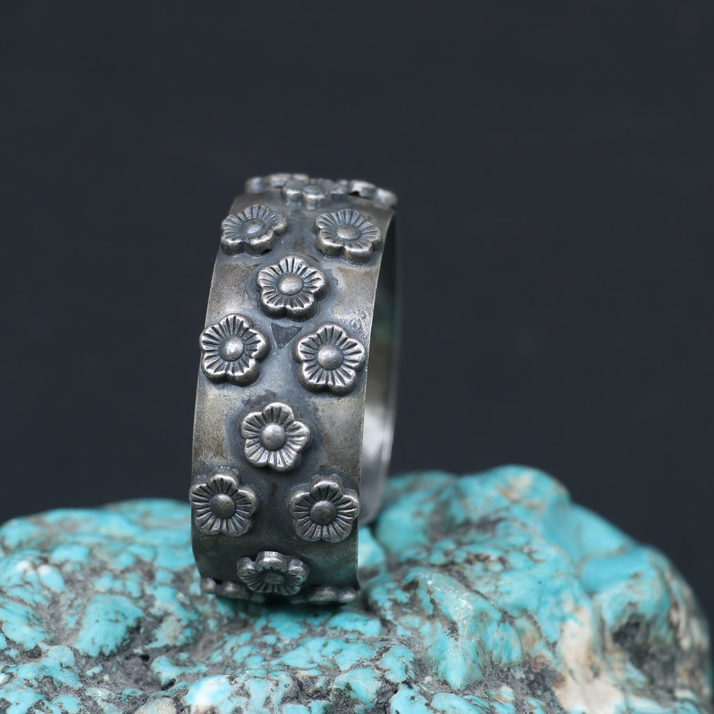SILVER KADA WITH ENGRAVED FLOWERS