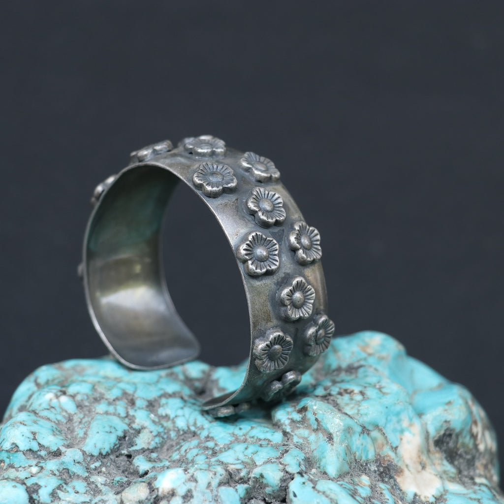 SILVER KADA WITH ENGRAVED FLOWERS