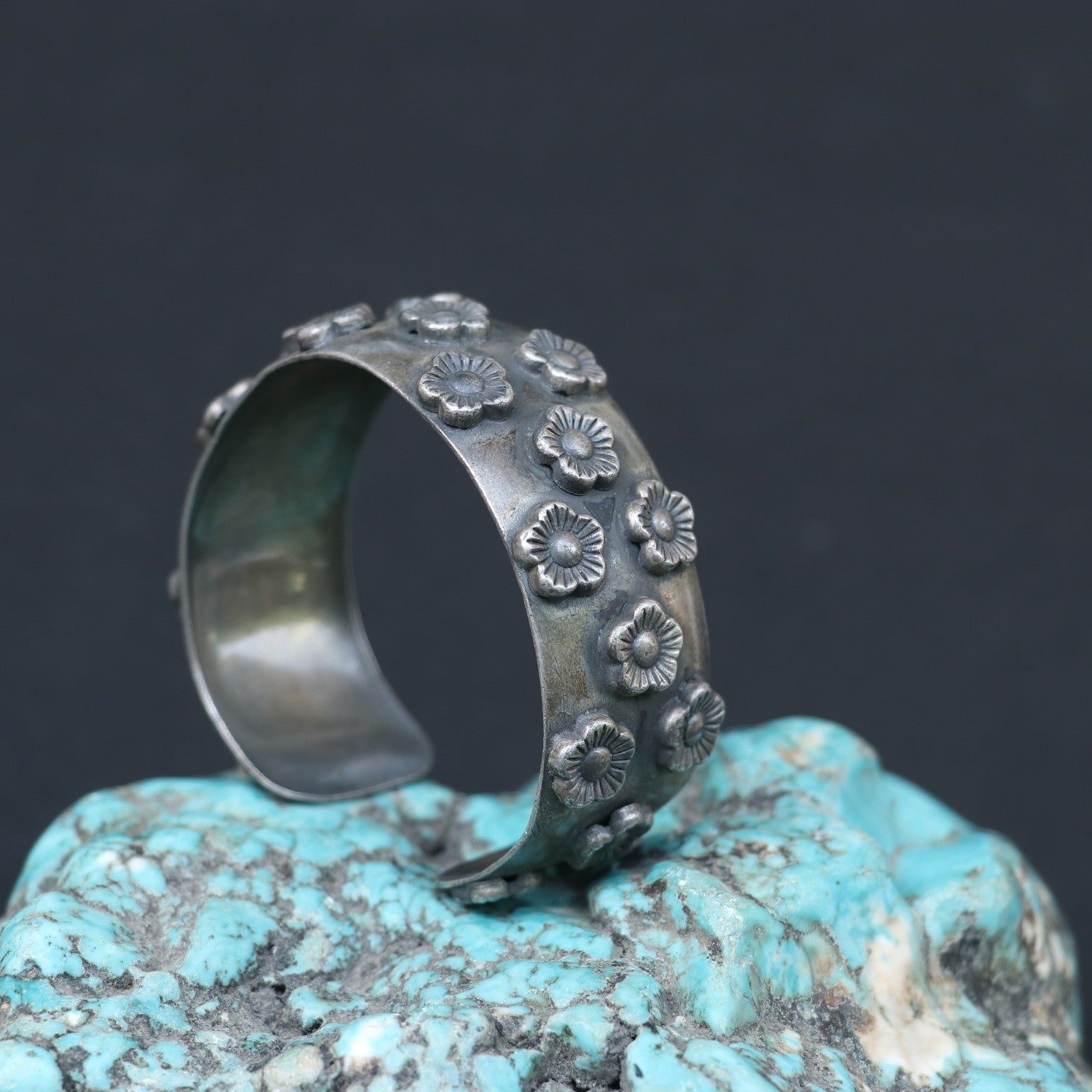 SILVER KADA WITH ENGRAVED FLOWERS