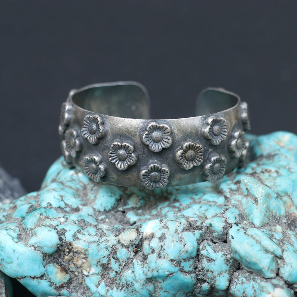 SILVER KADA WITH ENGRAVED FLOWERS