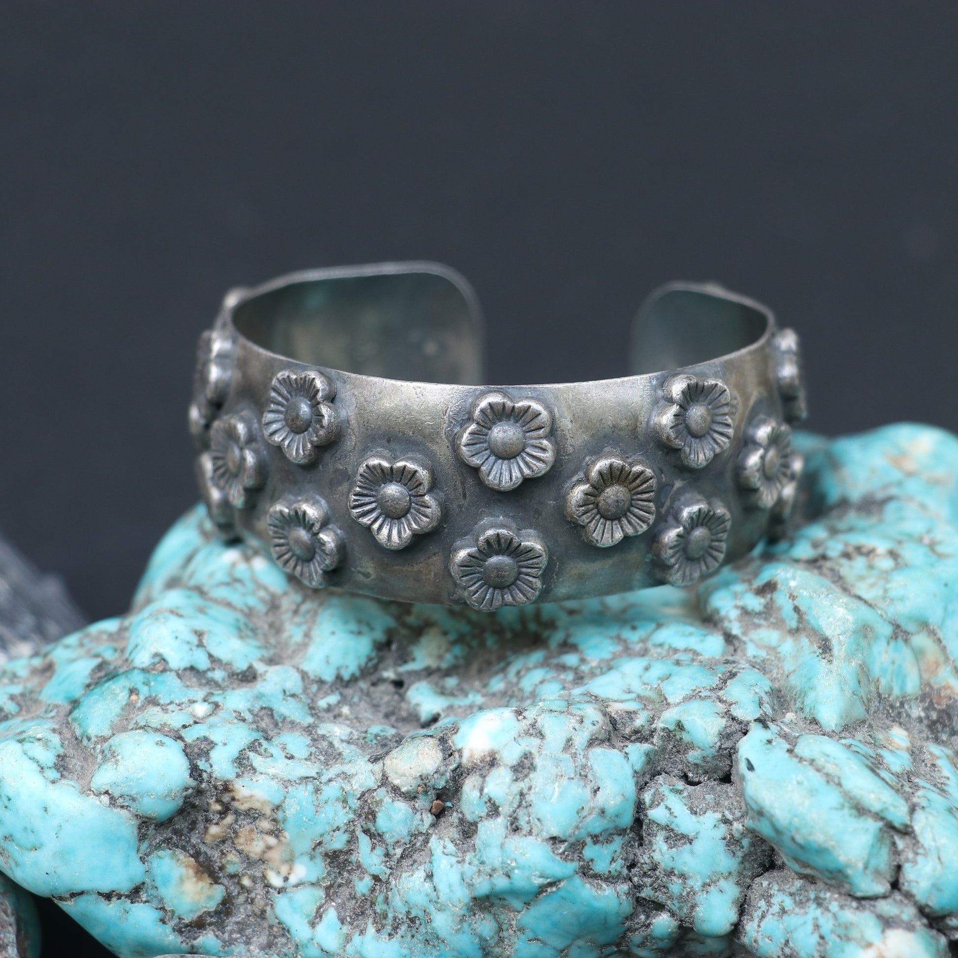 SILVER KADA WITH ENGRAVED FLOWERS