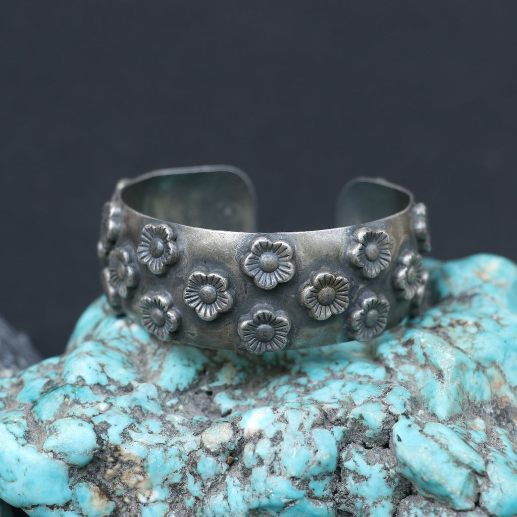 SILVER KADA WITH ENGRAVED FLOWERS
