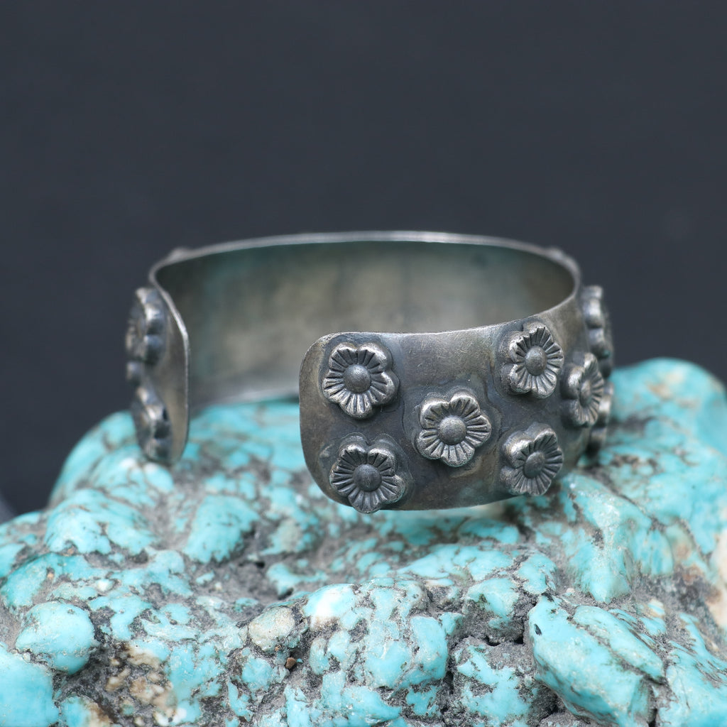 SILVER KADA WITH ENGRAVED FLOWERS