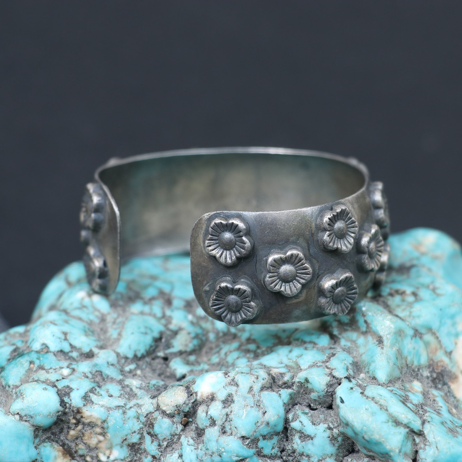 SILVER KADA WITH ENGRAVED FLOWERS