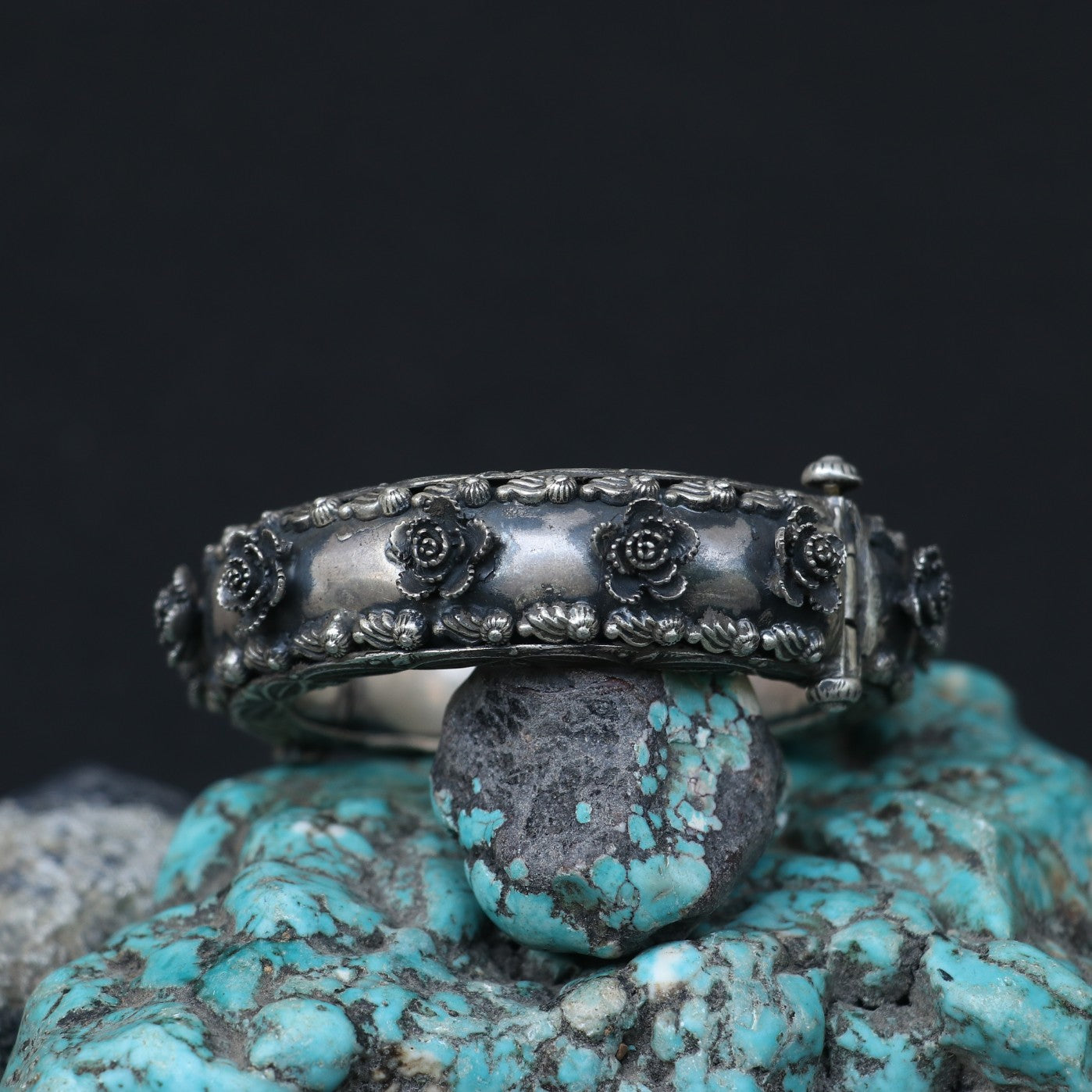 OXIDISED SILVER KADA WITH RAISED FLORAL ROSES