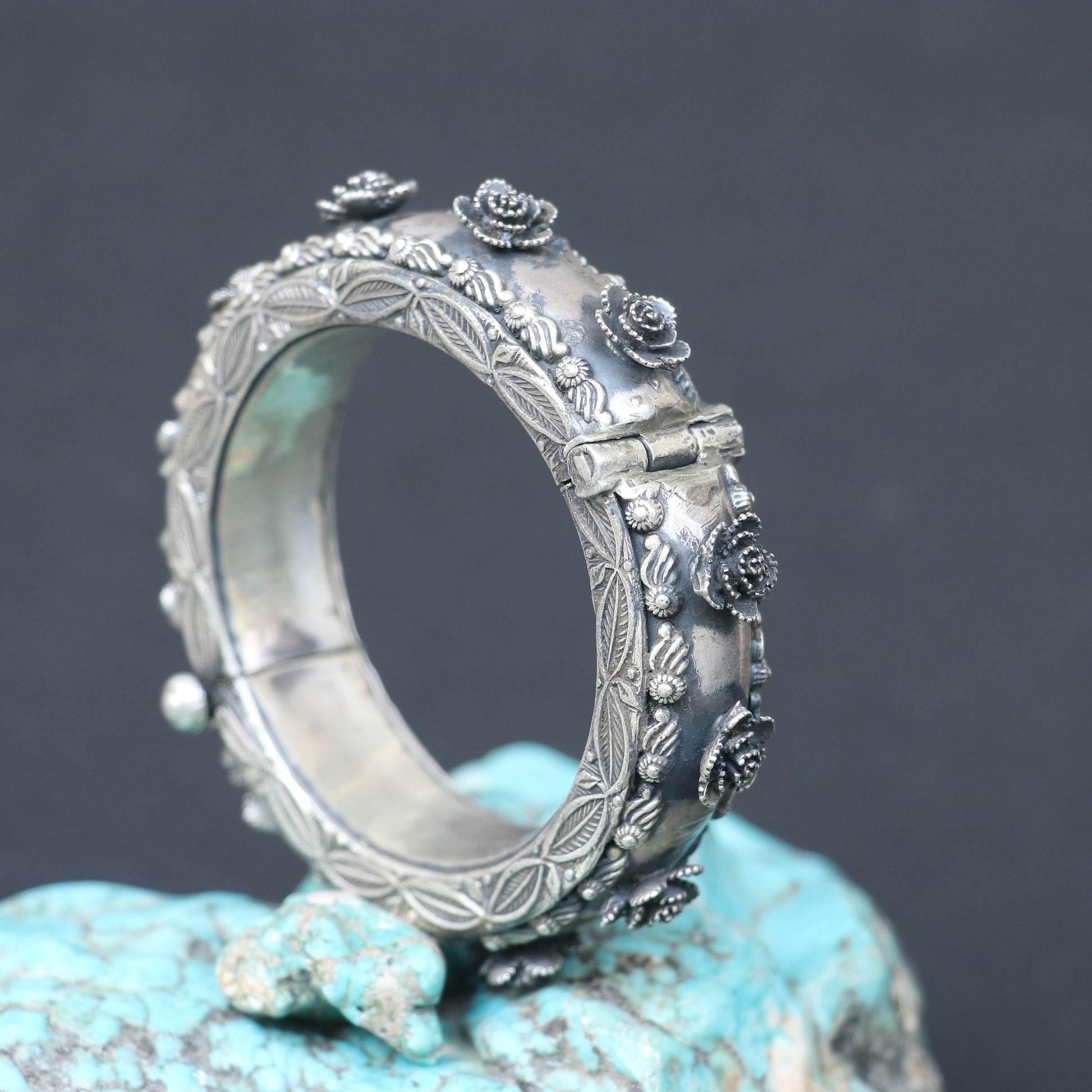 OXIDISED SILVER KADA WITH RAISED FLORAL ROSES
