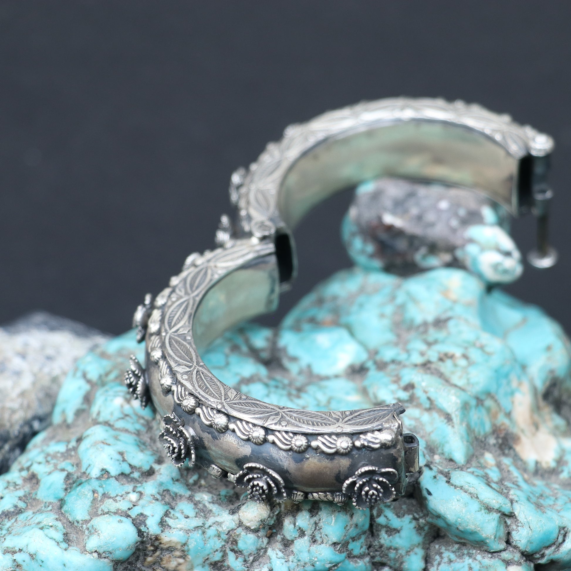 OXIDISED SILVER KADA WITH RAISED FLORAL ROSES
