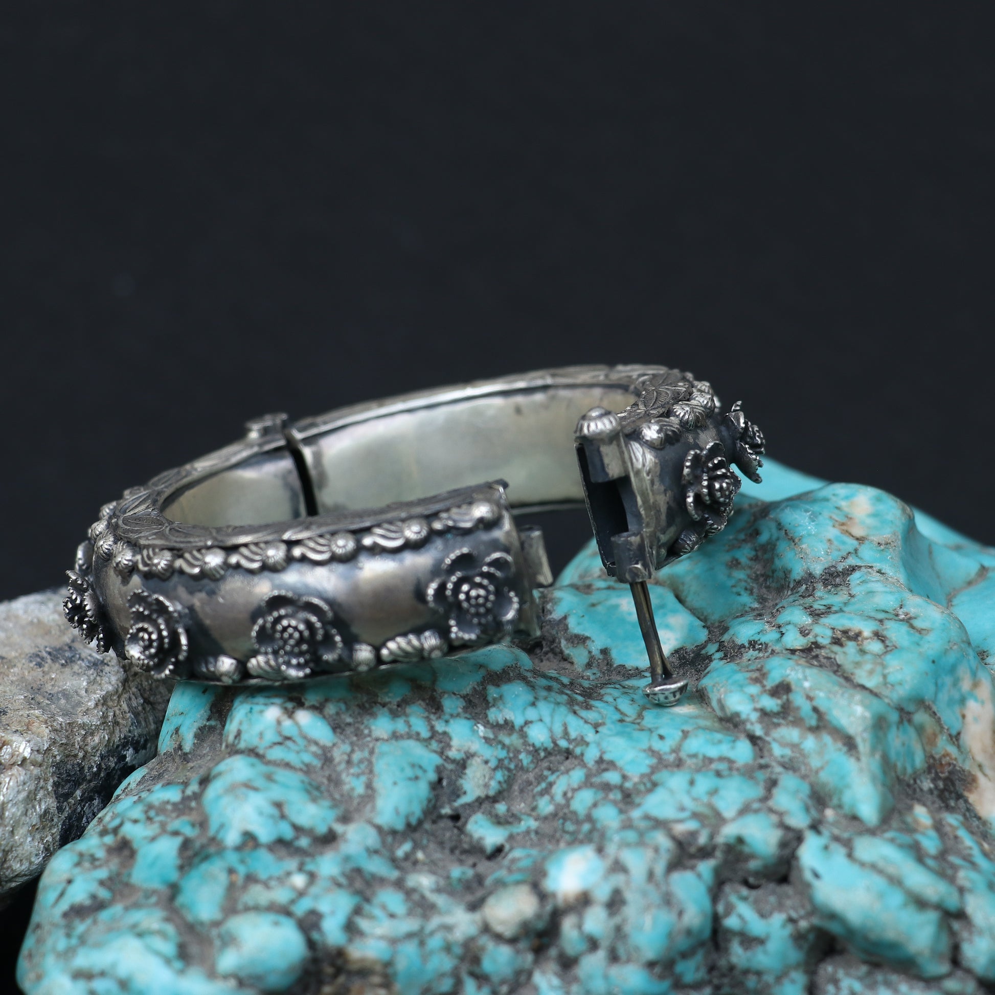 OXIDISED SILVER KADA WITH RAISED FLORAL ROSES