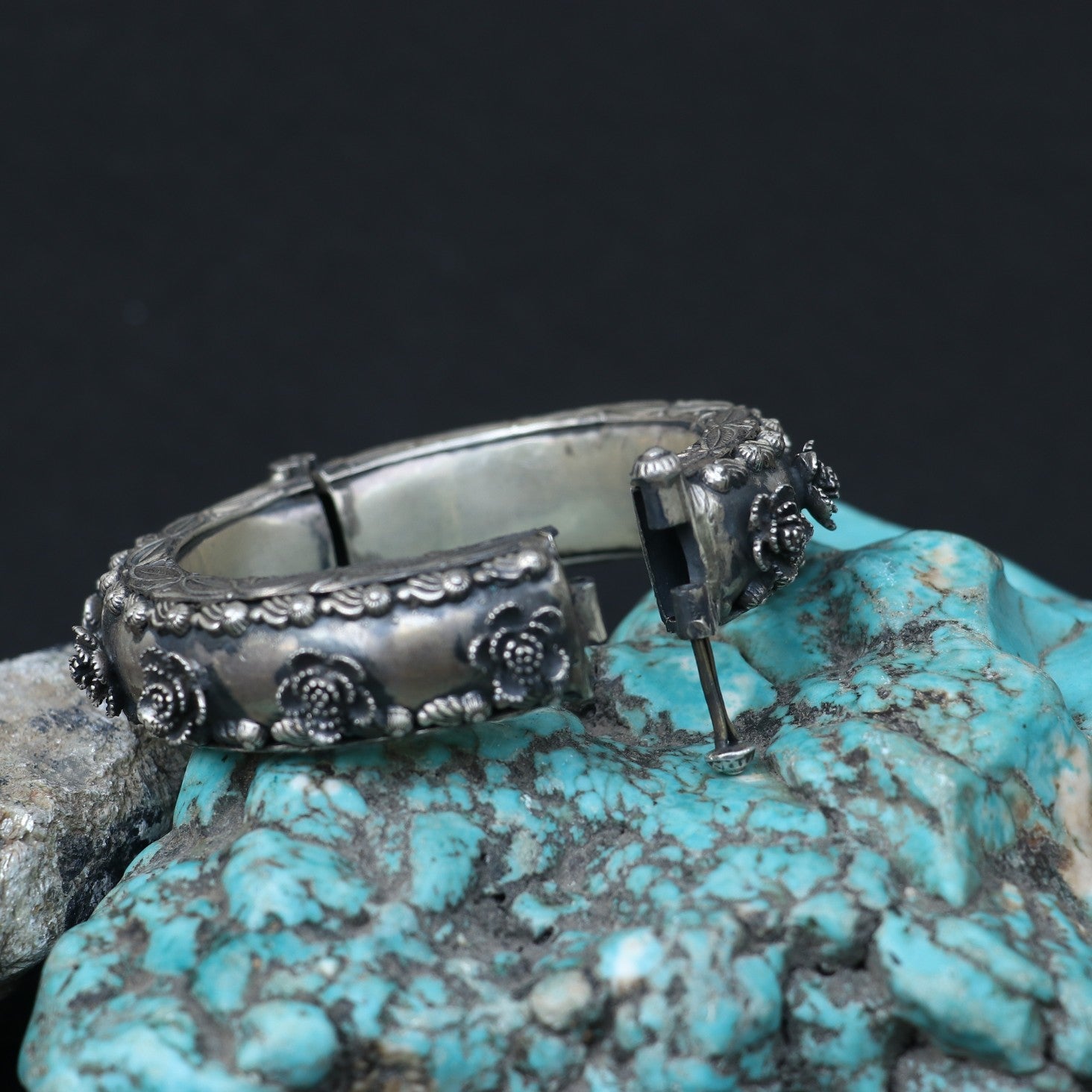 OXIDISED SILVER KADA WITH RAISED FLORAL ROSES