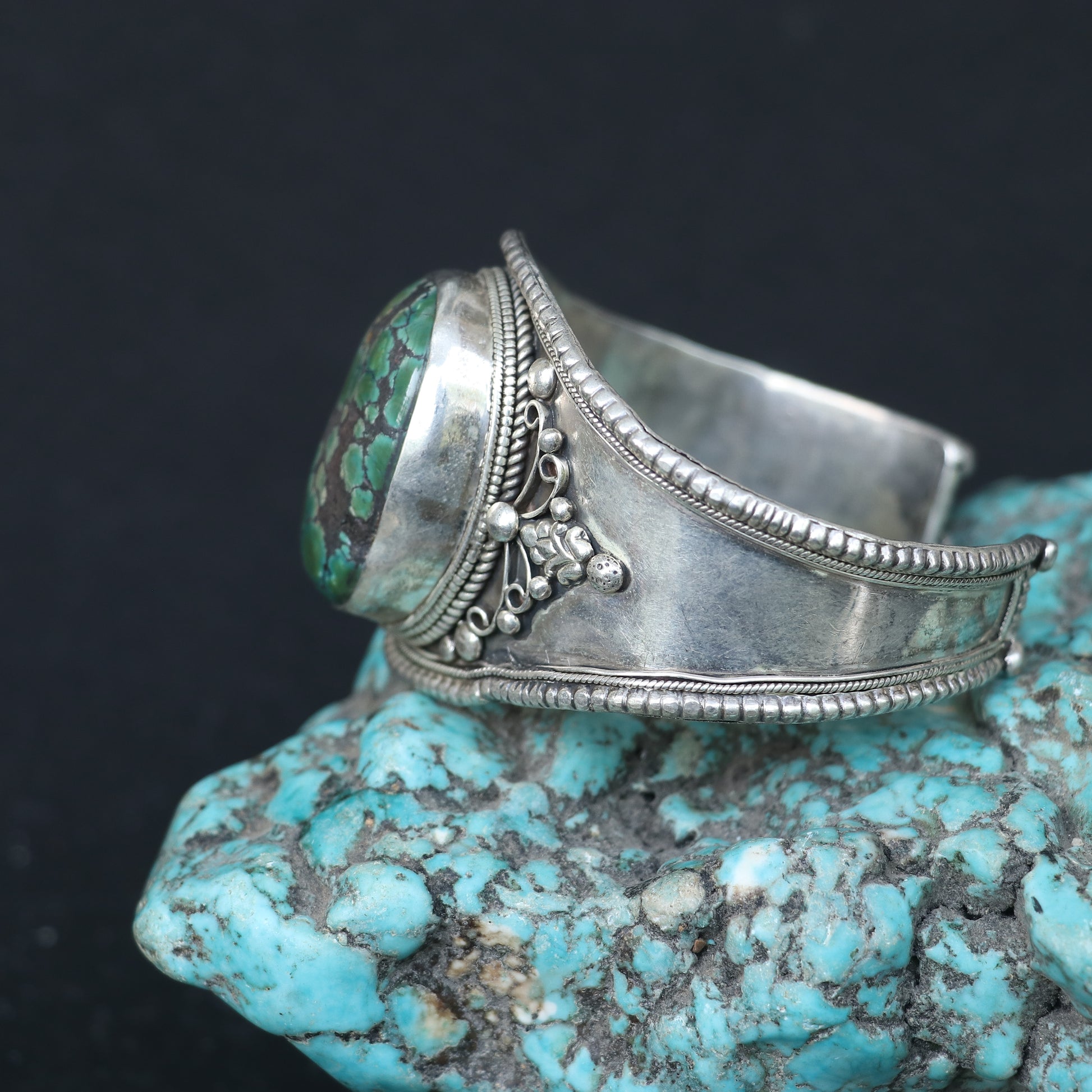 SILVER KADA FEATURING A LARGE TURQUOISE