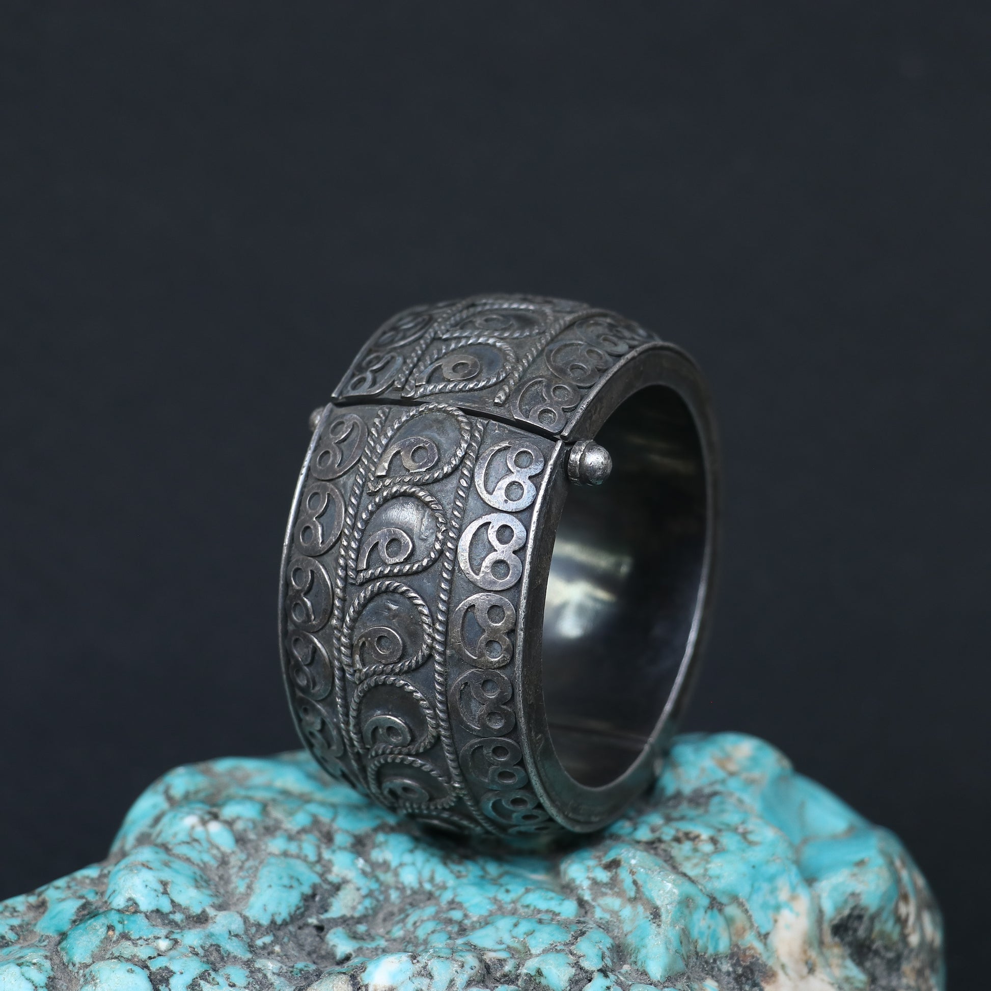 OXIDISED SILVER KADA WITH ROPE PATTERN