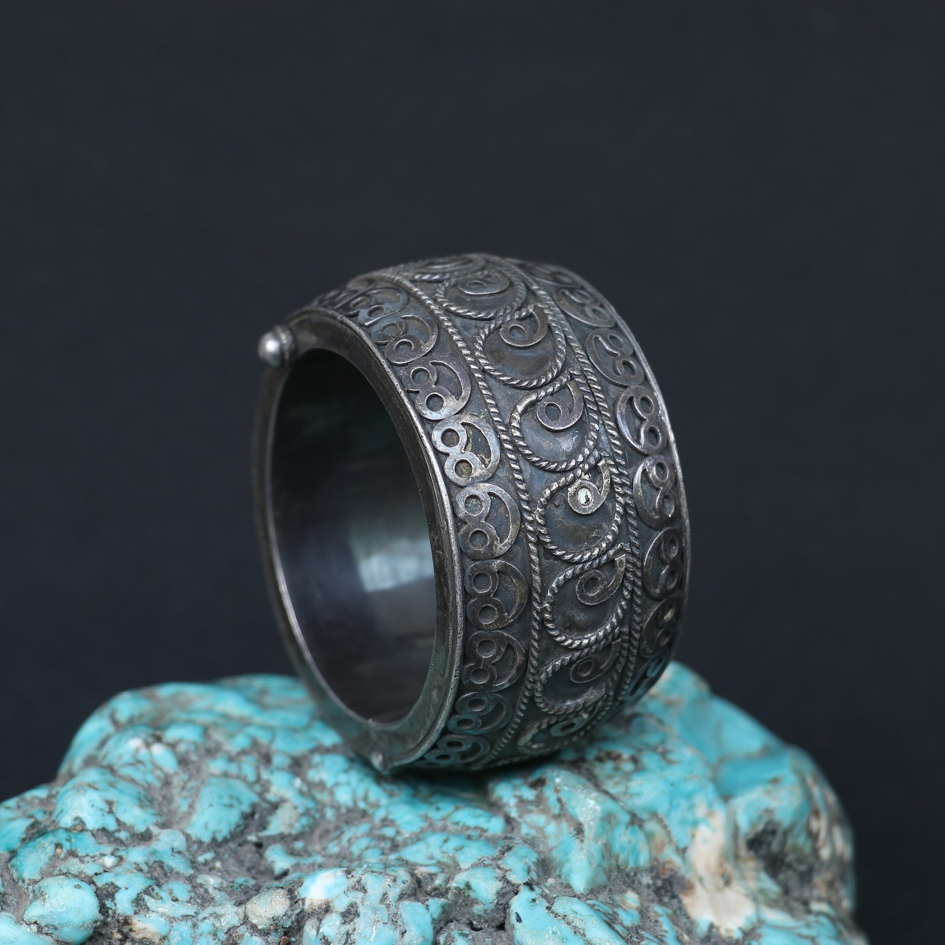 OXIDISED SILVER KADA WITH ROPE PATTERN