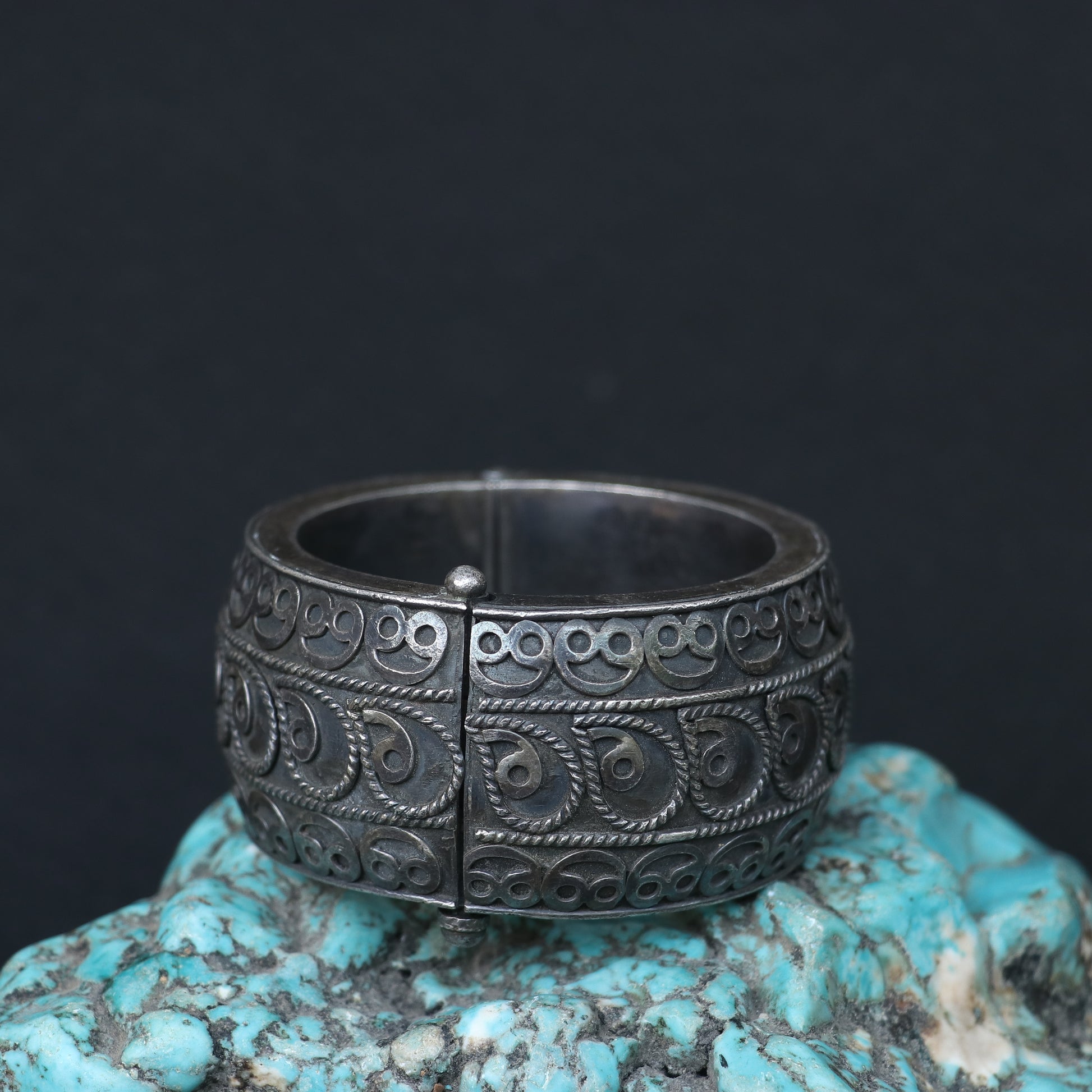 OXIDISED SILVER KADA WITH ROPE PATTERN