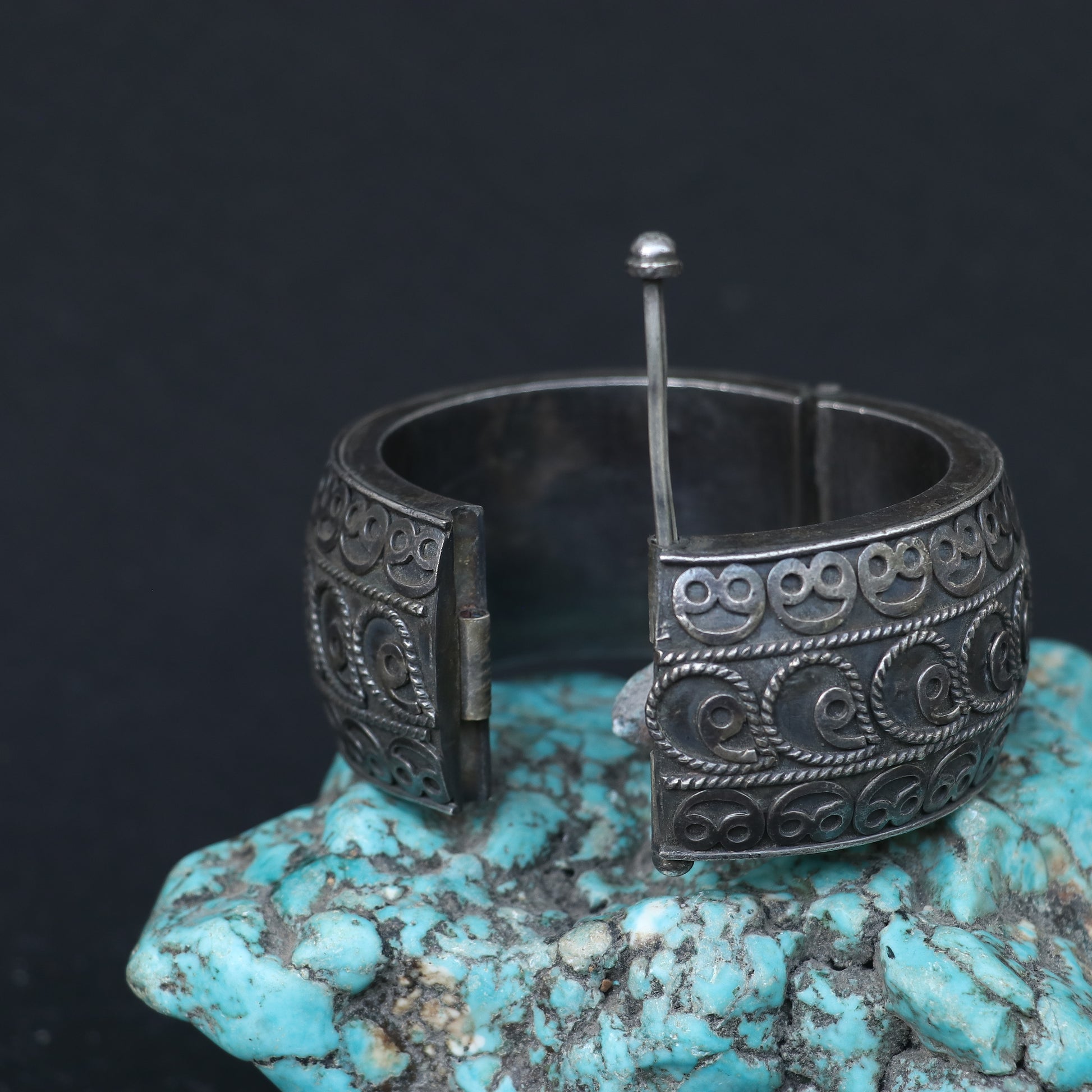 OXIDISED SILVER KADA WITH ROPE PATTERN