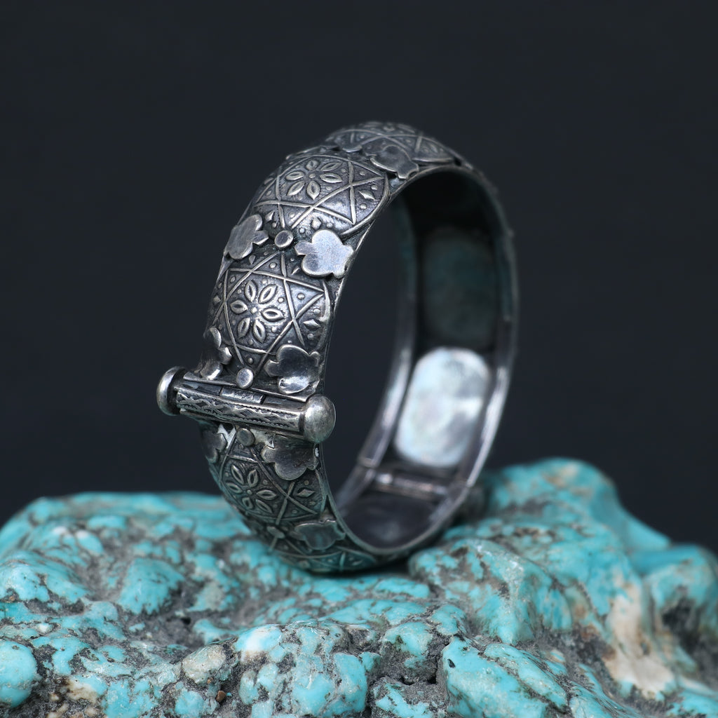 OXIDISED SILVER KADA WITH GEOMETRIC ENGRAVINGS