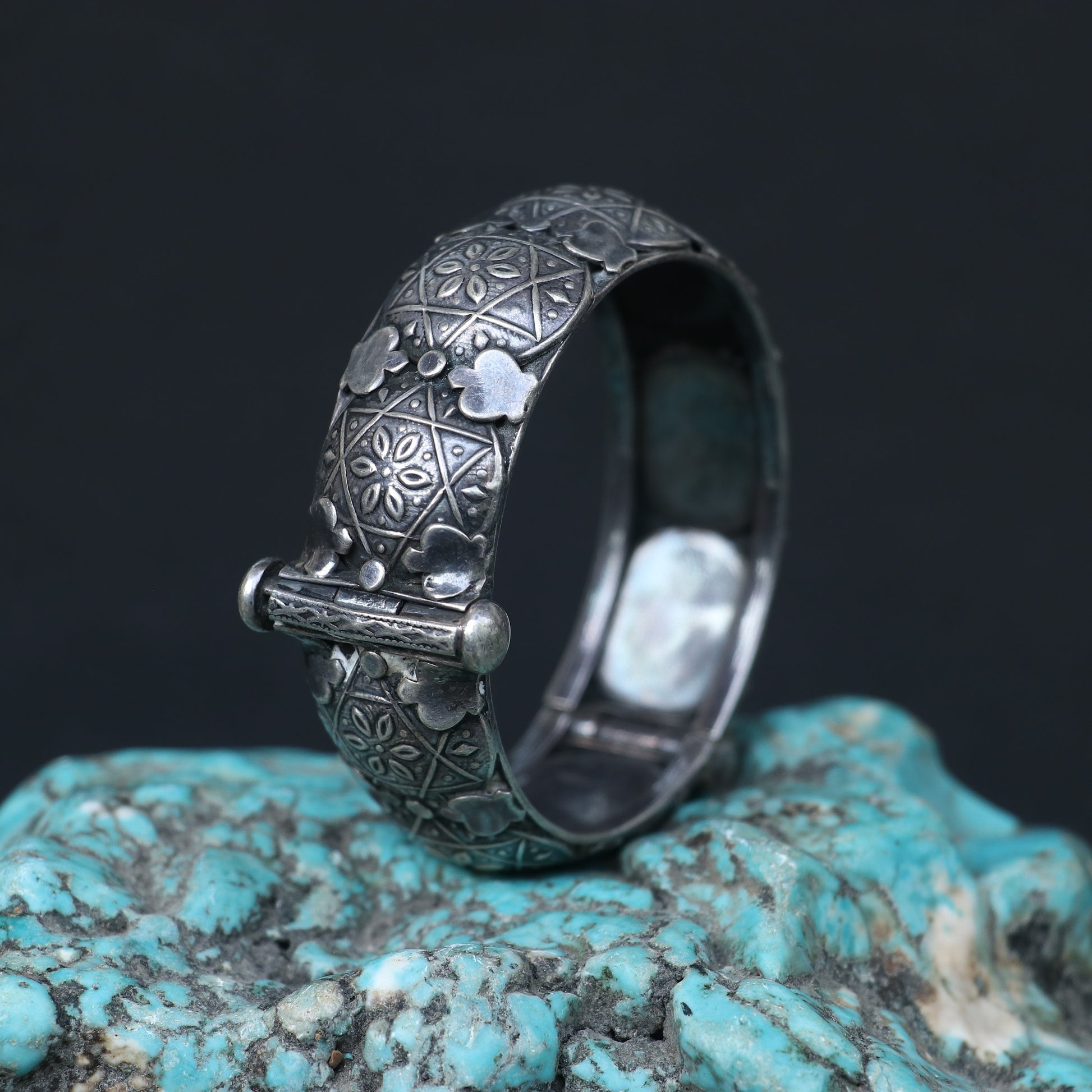 OXIDISED SILVER KADA WITH GEOMETRIC ENGRAVINGS
