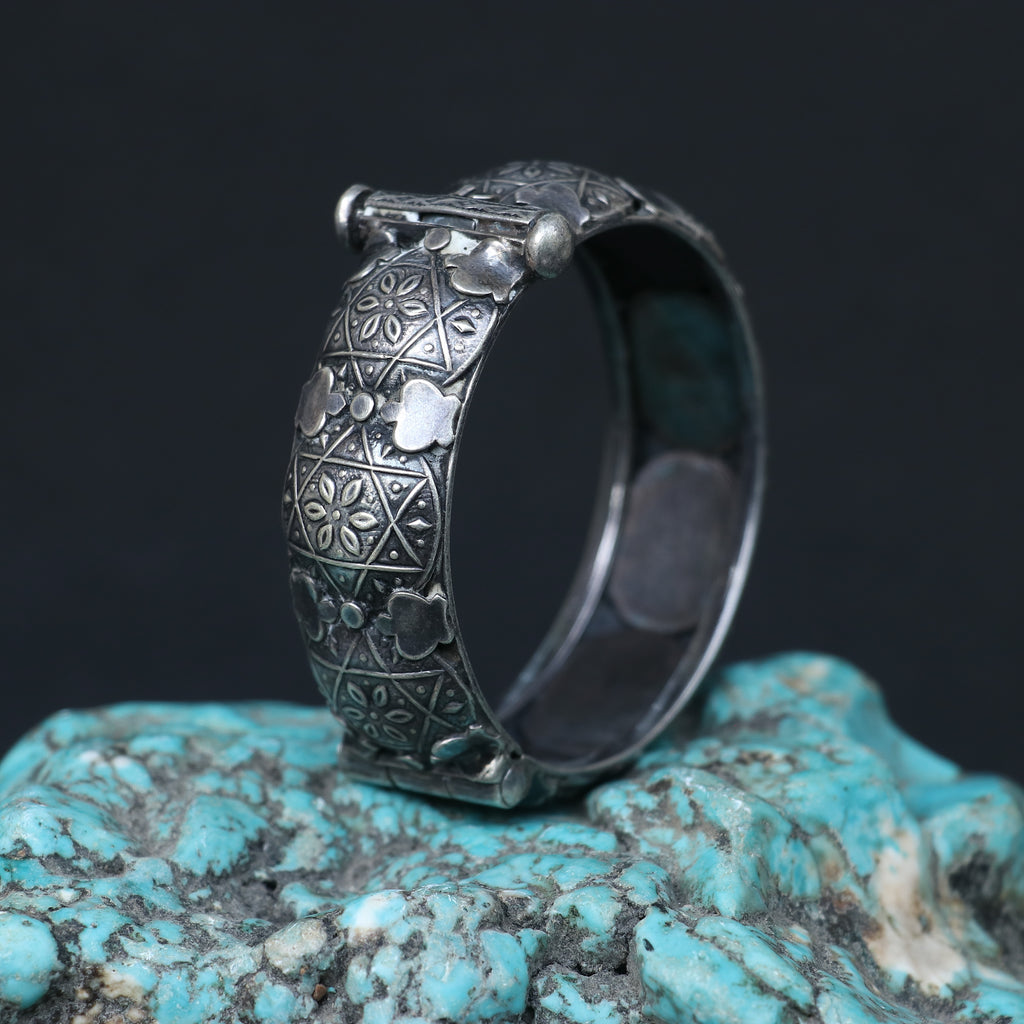 OXIDISED SILVER KADA WITH GEOMETRIC ENGRAVINGS