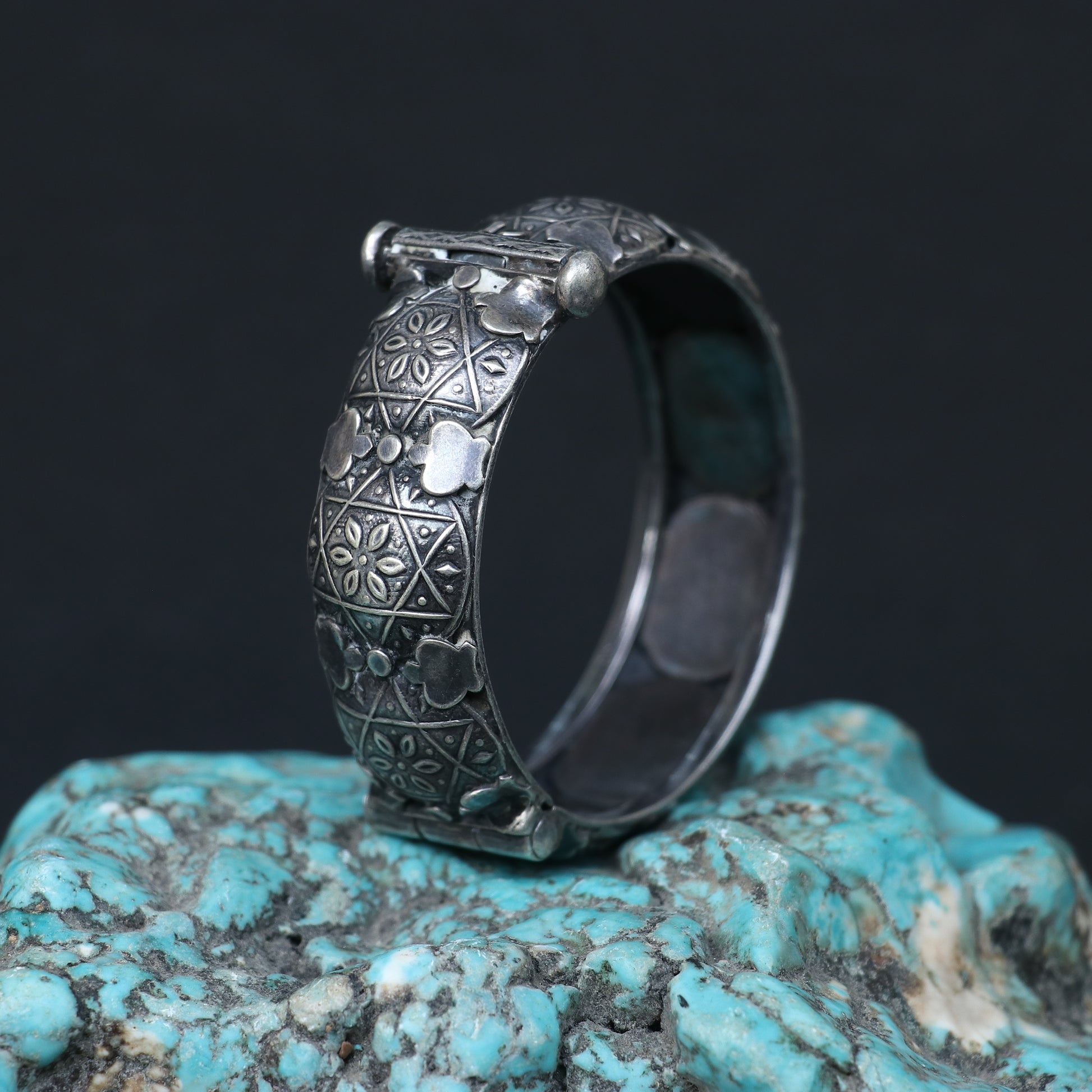 OXIDISED SILVER KADA WITH GEOMETRIC ENGRAVINGS